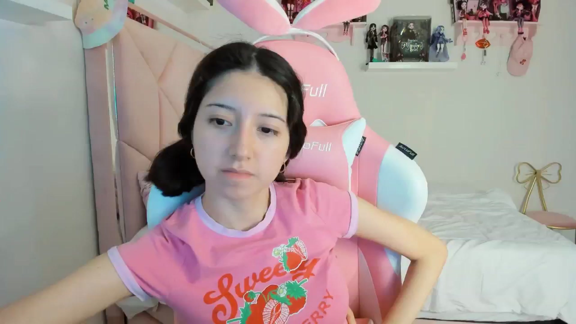 Gallery image thumbnail from Cherrycute666's myfreecams stream on, 11/27/2024, 03:52 image 16 of 20