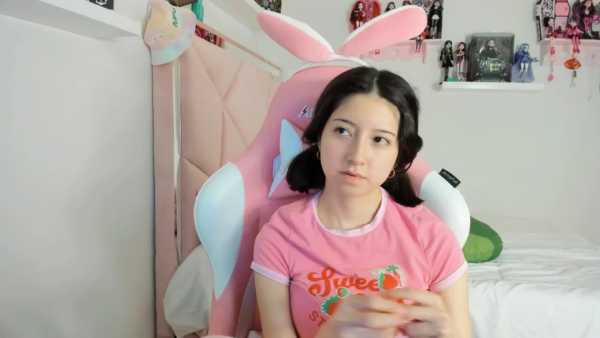 Gallery image thumbnail from Cherrycute666's myfreecams stream on, 11/27/2024, 05:12 image 3 of 20