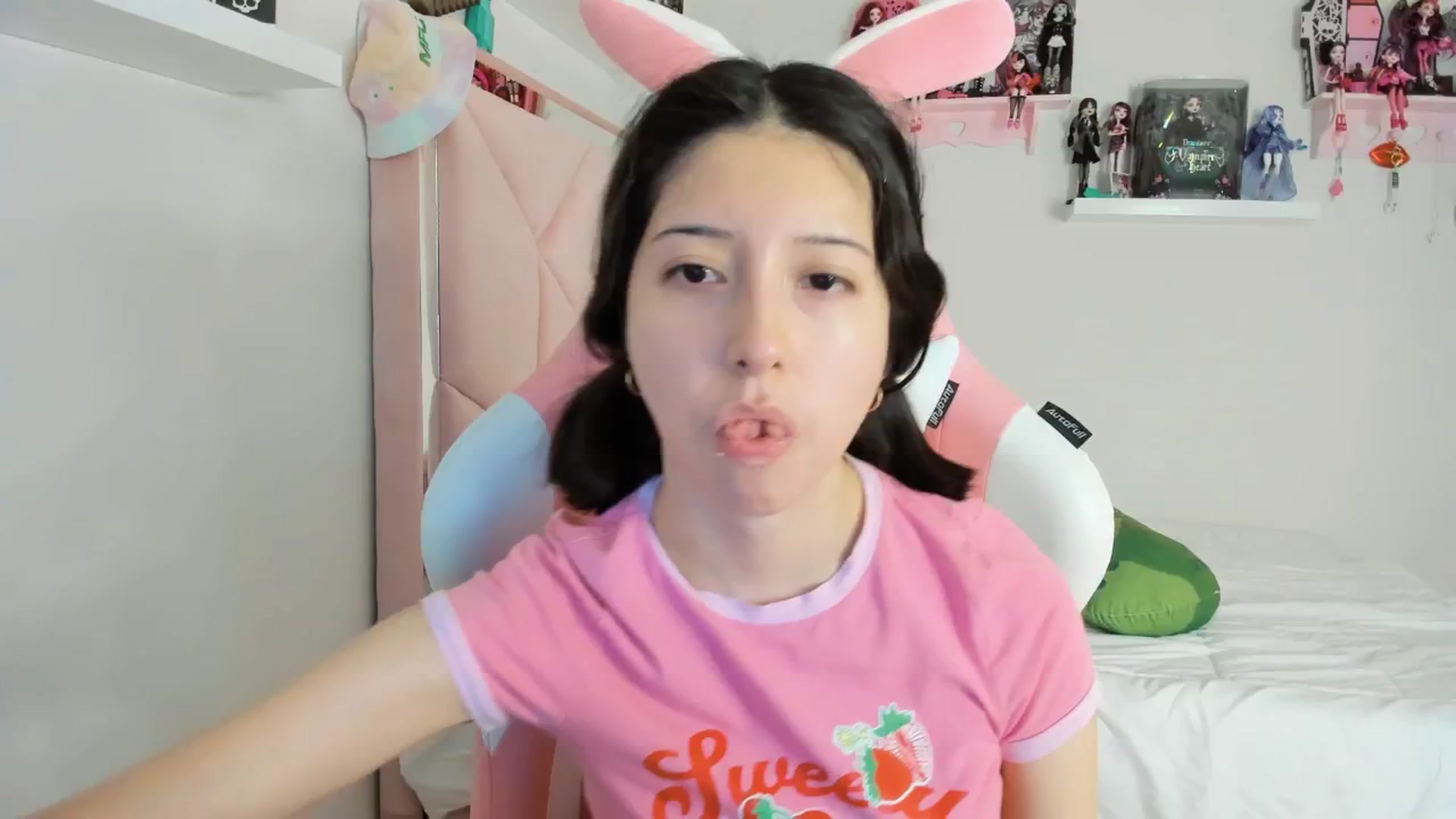 Gallery image thumbnail from Cherrycute666's myfreecams stream on, 11/27/2024, 05:12 image 2 of 20