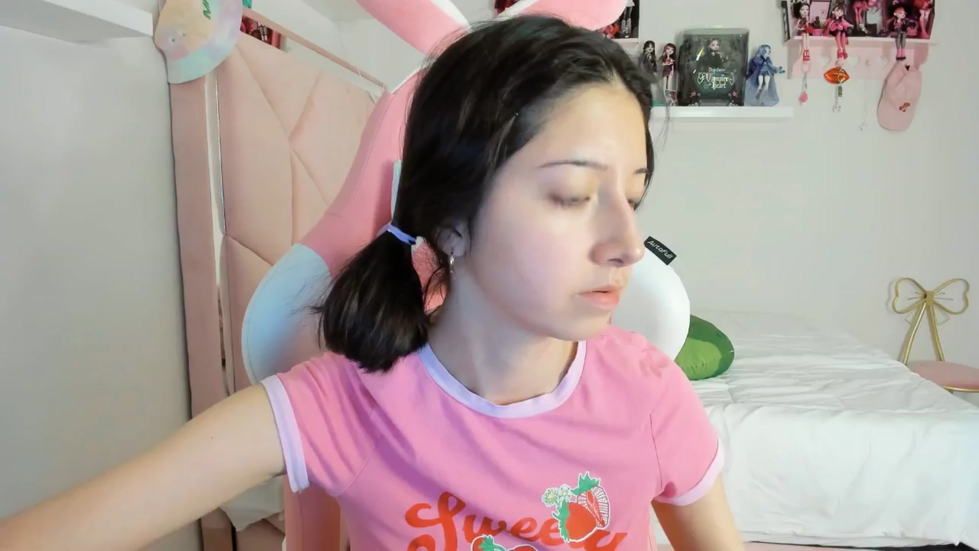 Gallery image thumbnail from Cherrycute666's myfreecams stream on, 11/27/2024, 05:12 image 18 of 20