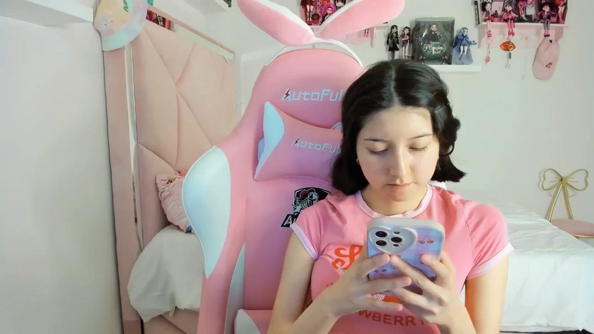 Gallery image thumbnail from Cherrycute666's myfreecams stream on, 11/27/2024, 05:12 image 16 of 20