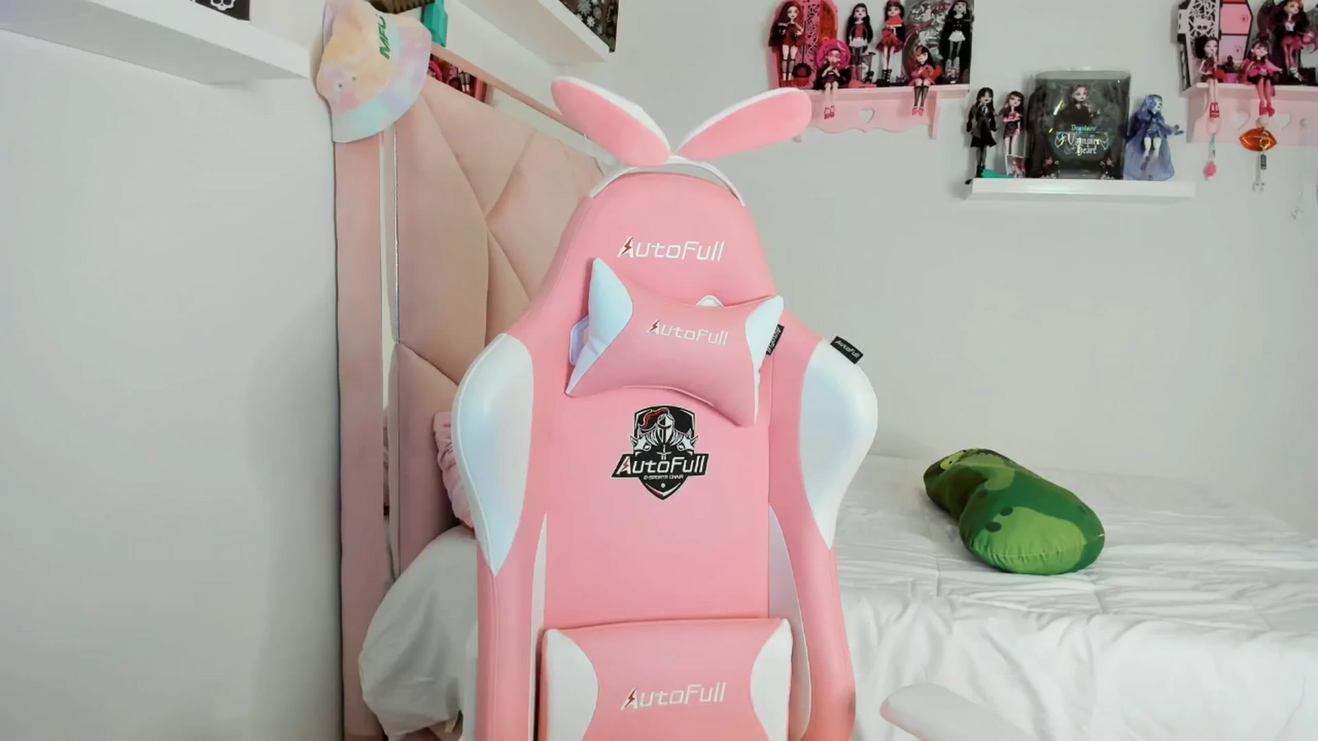 Gallery image thumbnail from Cherrycute666's myfreecams stream on, 11/27/2024, 05:12 image 5 of 20