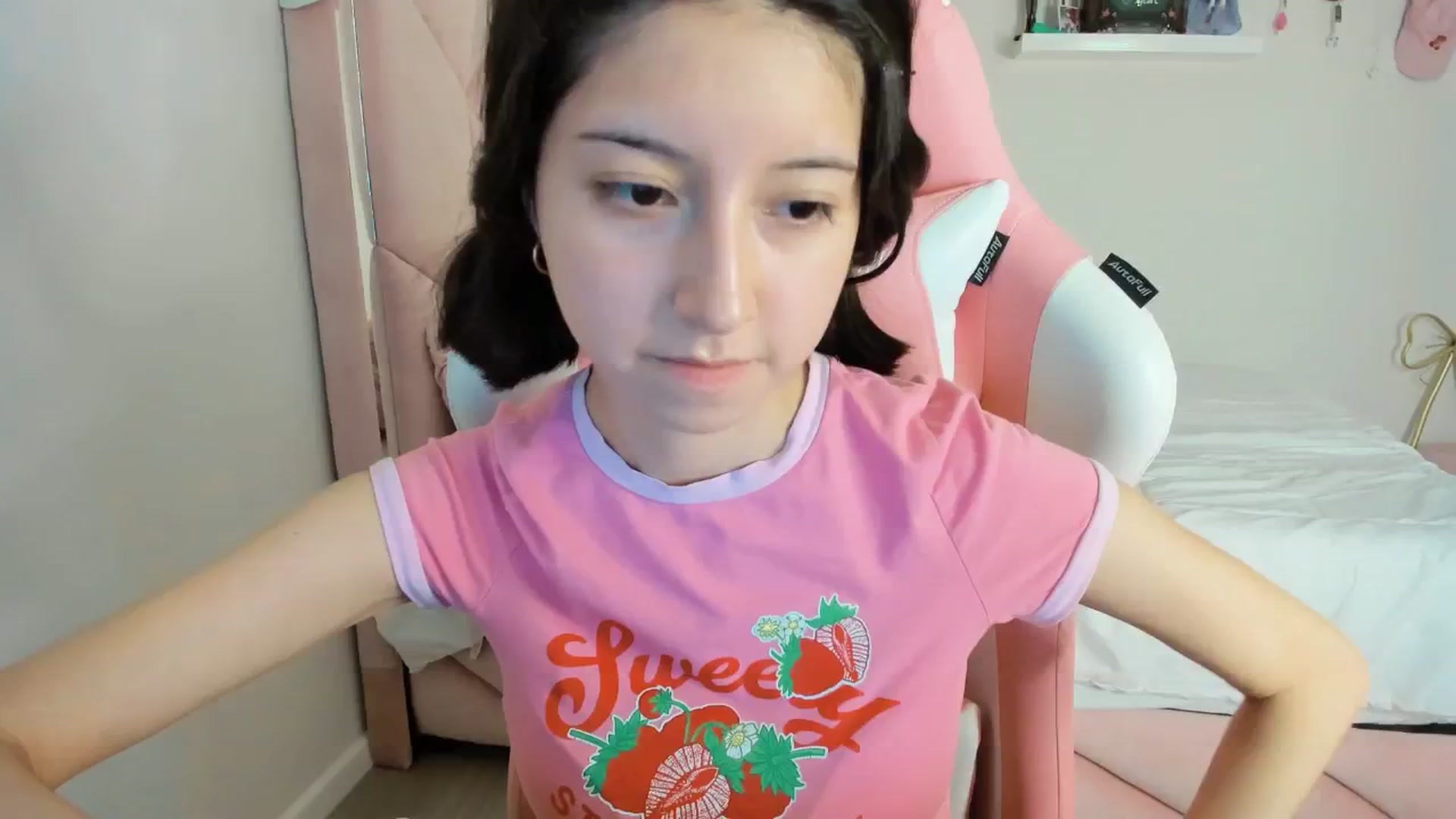 Gallery image thumbnail from Cherrycute666's myfreecams stream on, 11/27/2024, 05:12 image 15 of 20