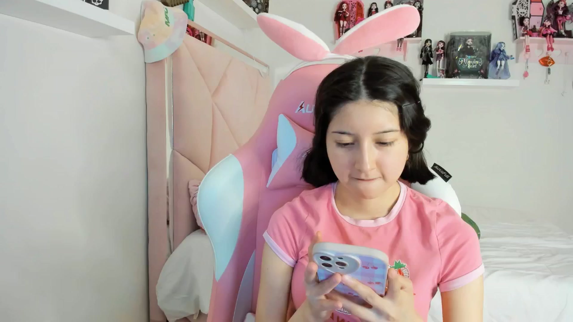 Gallery image thumbnail from Cherrycute666's myfreecams stream on, 11/27/2024, 05:12 image 1 of 20