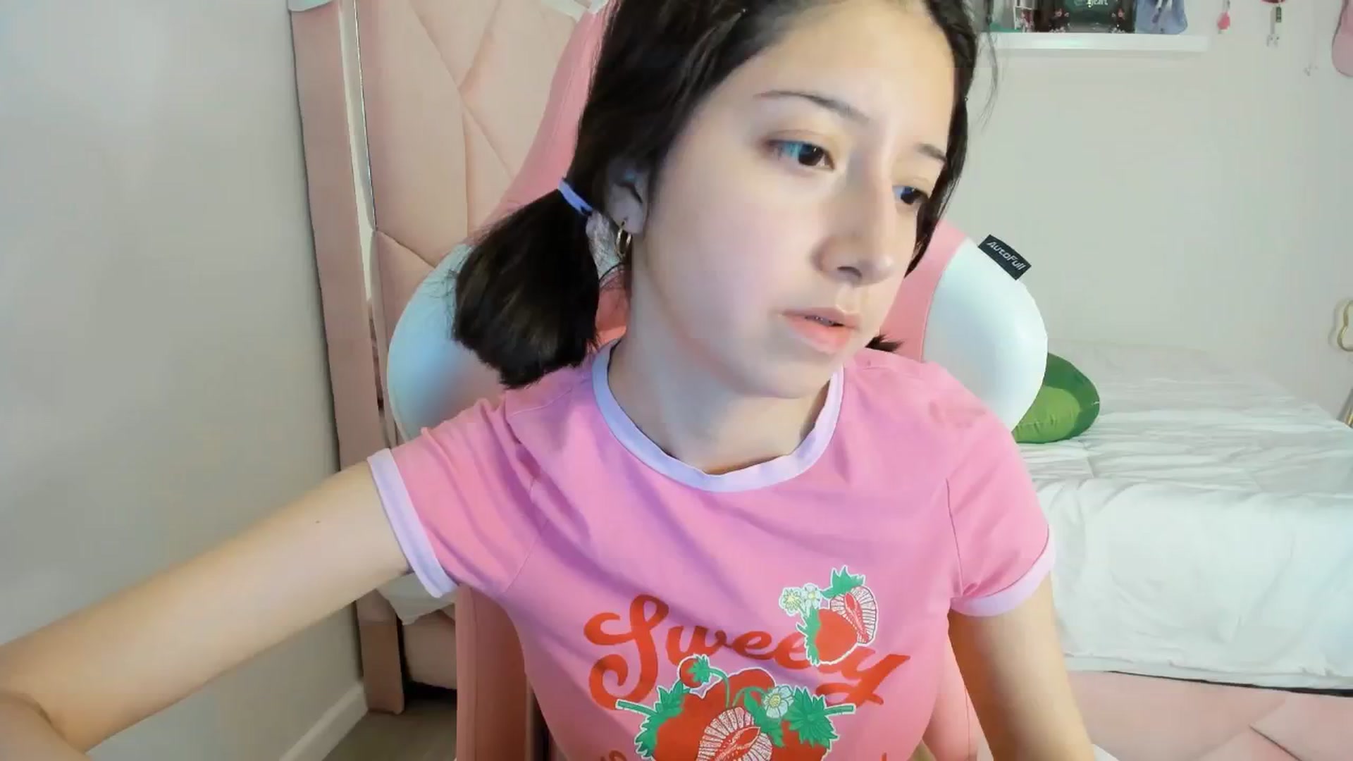 Gallery image thumbnail from Cherrycute666's myfreecams stream on, 11/27/2024, 05:12 image 11 of 20