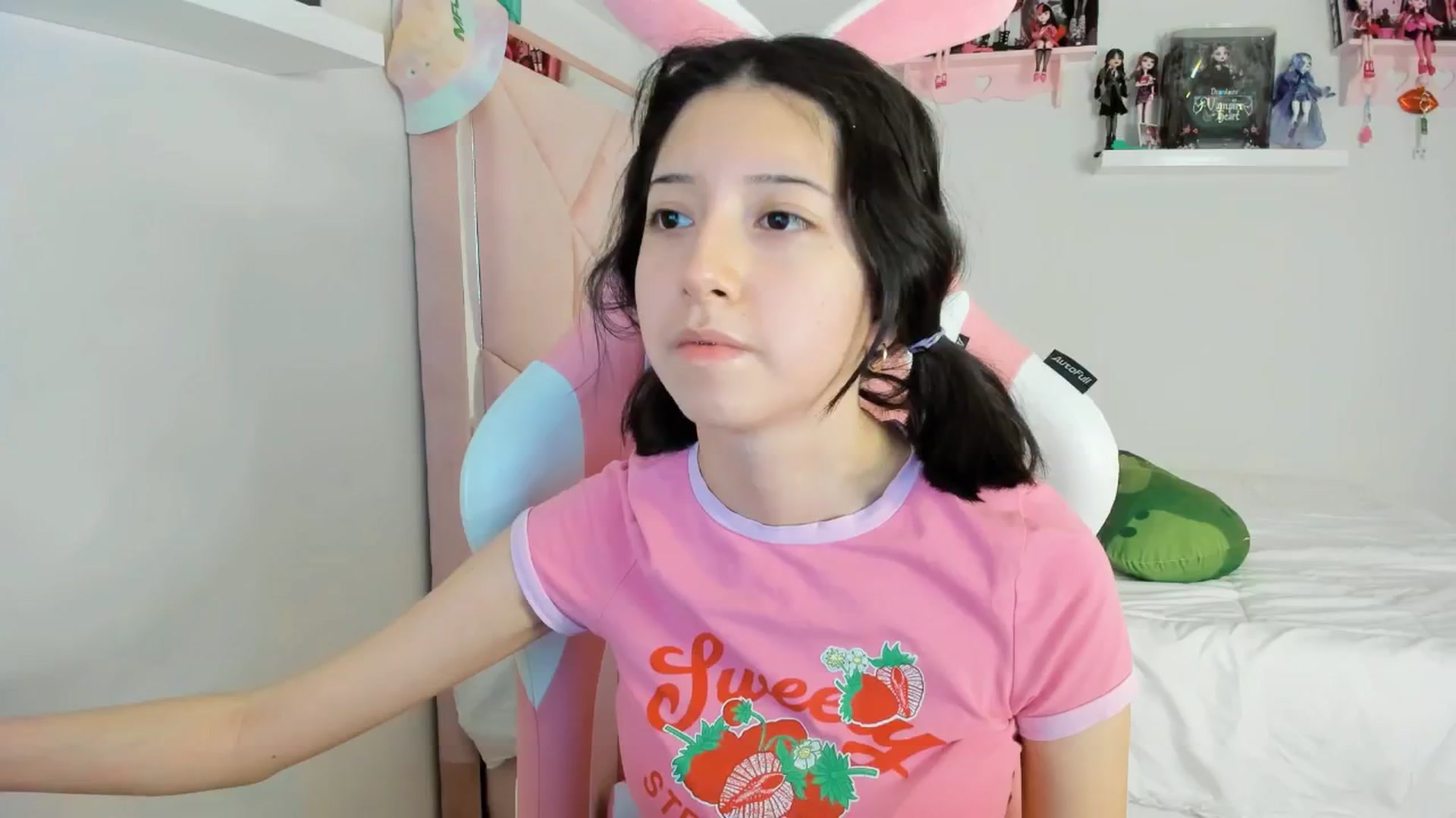 Gallery image thumbnail from Cherrycute666's myfreecams stream on, 11/27/2024, 06:14 image 1 of 20