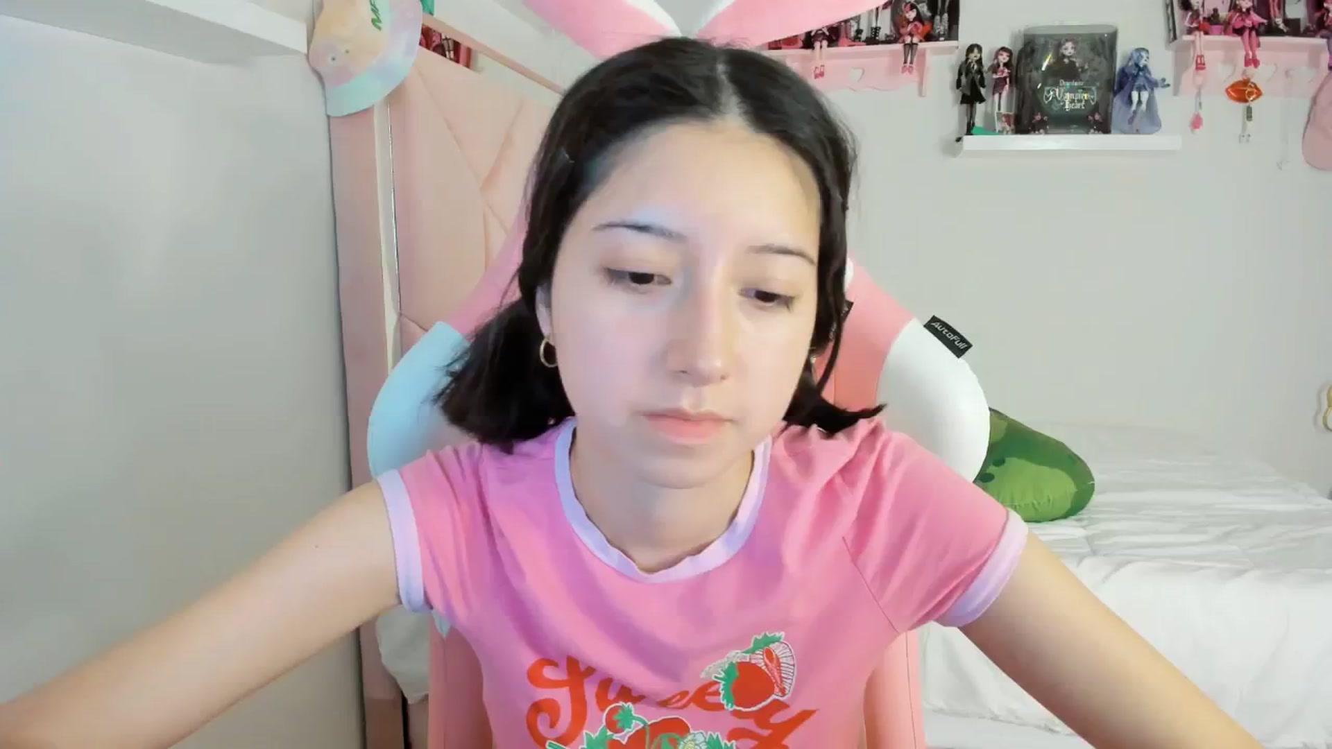 Gallery image thumbnail from Cherrycute666's myfreecams stream on, 11/27/2024, 06:14 image 12 of 20