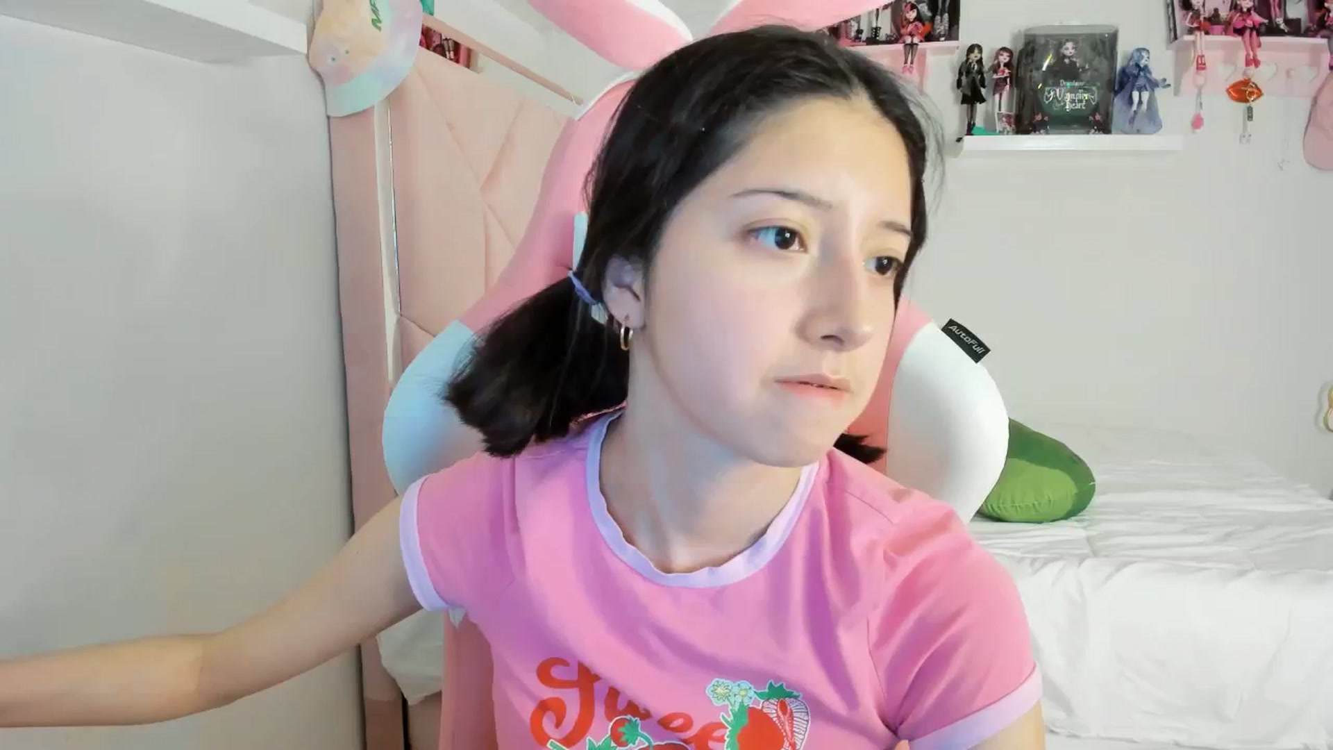Gallery image thumbnail from Cherrycute666's myfreecams stream on, 11/27/2024, 06:14 image 15 of 20