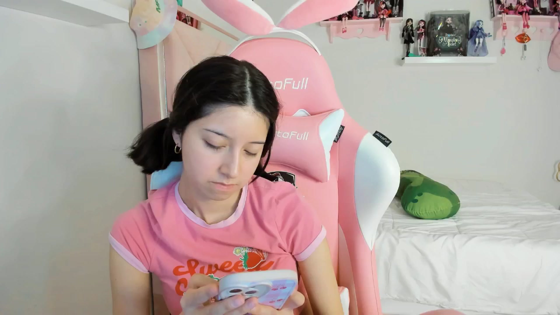 Gallery image thumbnail from Cherrycute666's myfreecams stream on, 11/27/2024, 06:14 image 16 of 20