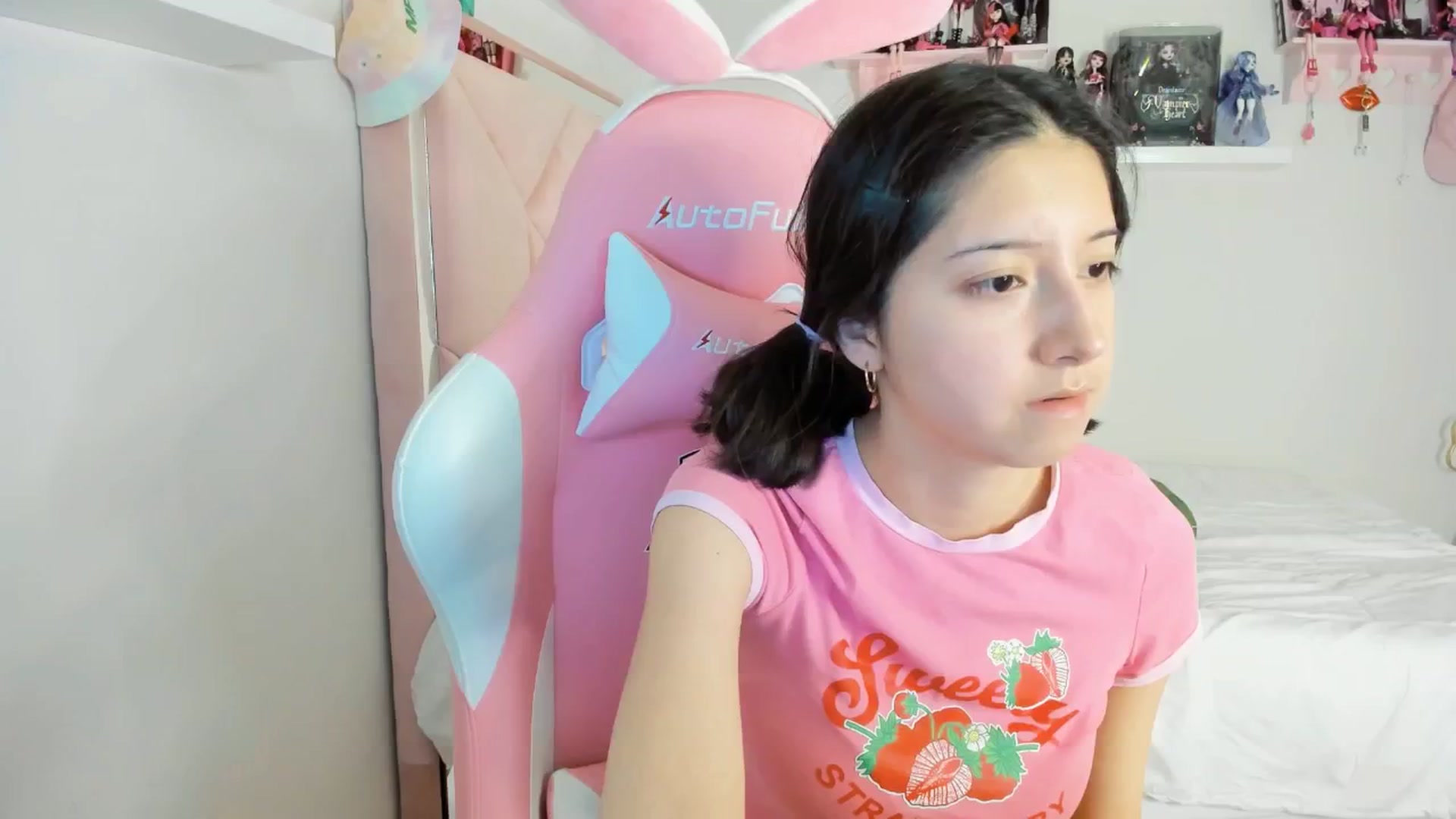 Gallery image thumbnail from Cherrycute666's myfreecams stream on, 11/27/2024, 06:14 image 9 of 20