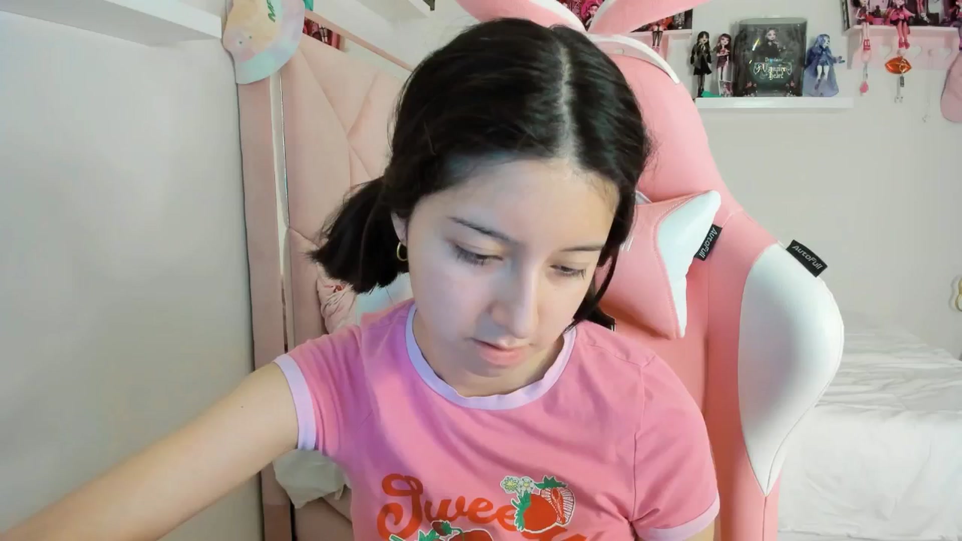 Gallery image thumbnail from Cherrycute666's myfreecams stream on, 11/27/2024, 06:14 image 7 of 20