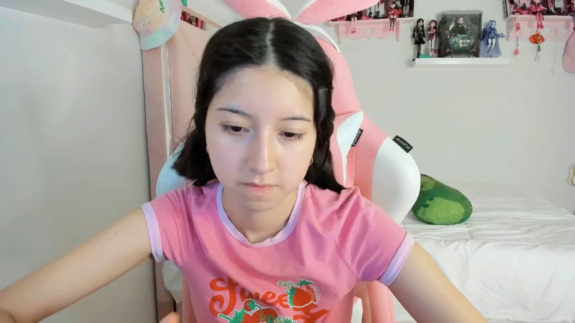 Gallery image thumbnail from Cherrycute666's myfreecams stream on, 11/27/2024, 06:14 image 11 of 20