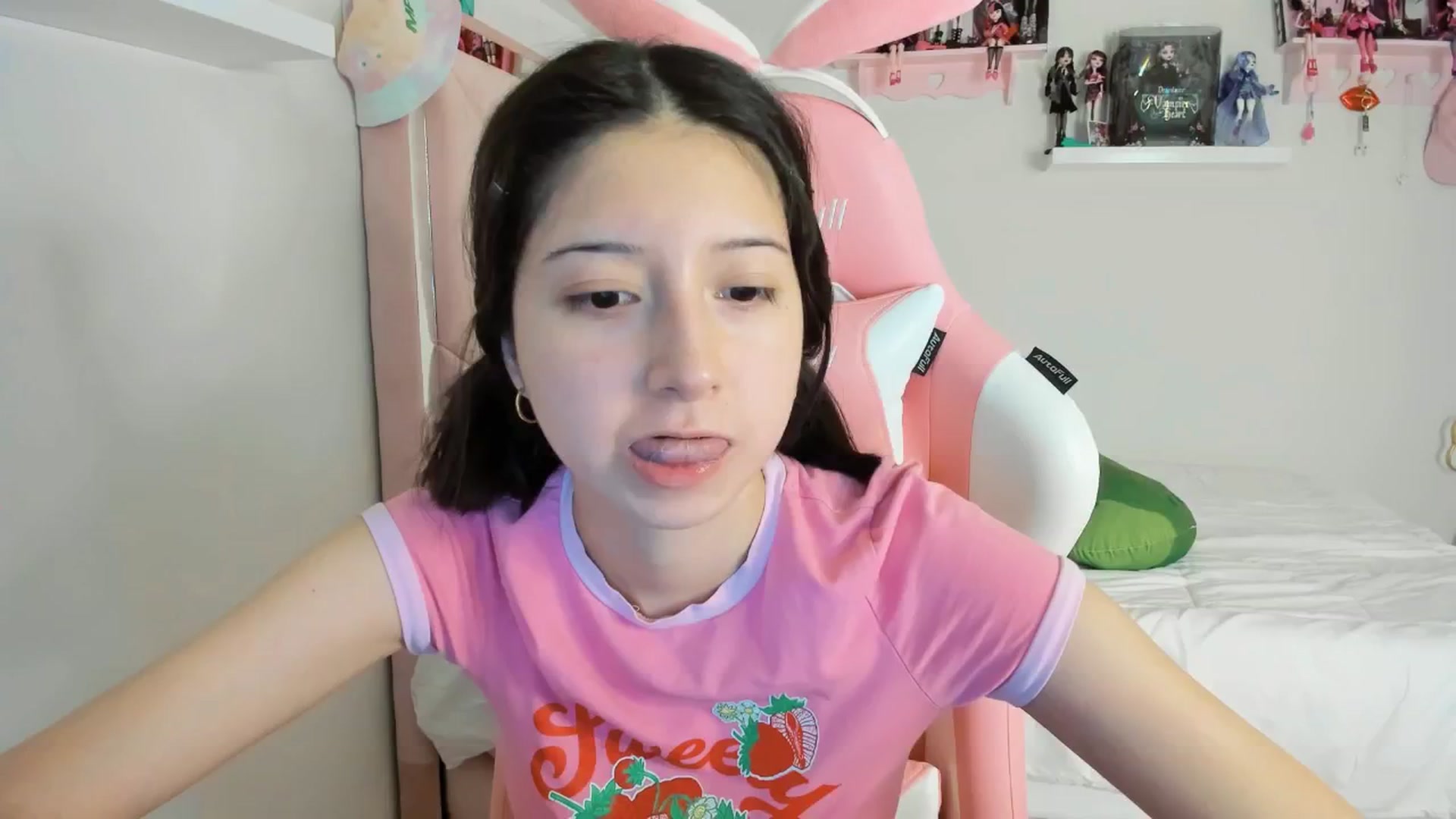Gallery image thumbnail from Cherrycute666's myfreecams stream on, 11/27/2024, 06:14 image 10 of 20