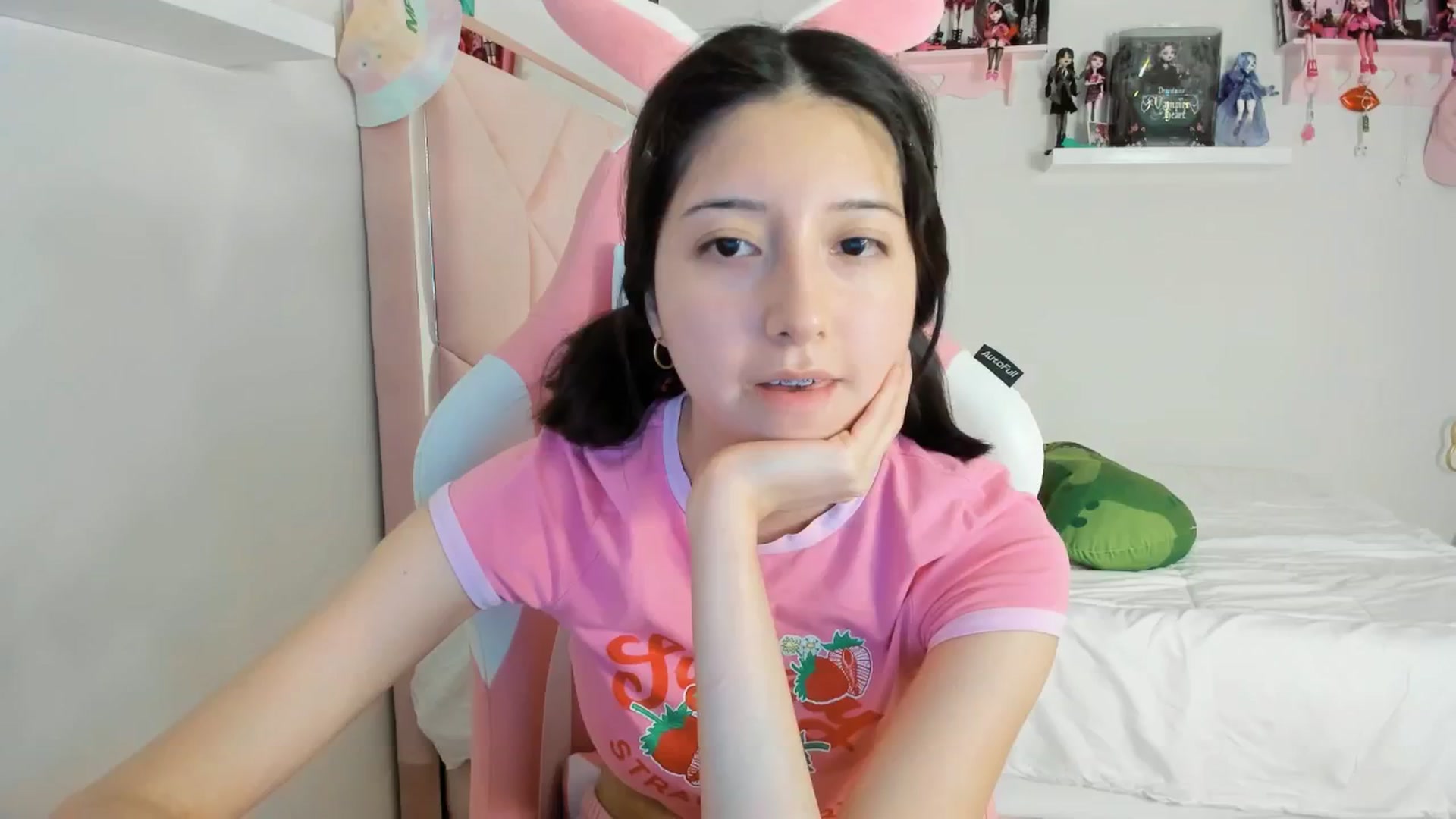 Gallery image thumbnail from Cherrycute666's myfreecams stream on, 11/27/2024, 06:14 image 19 of 20