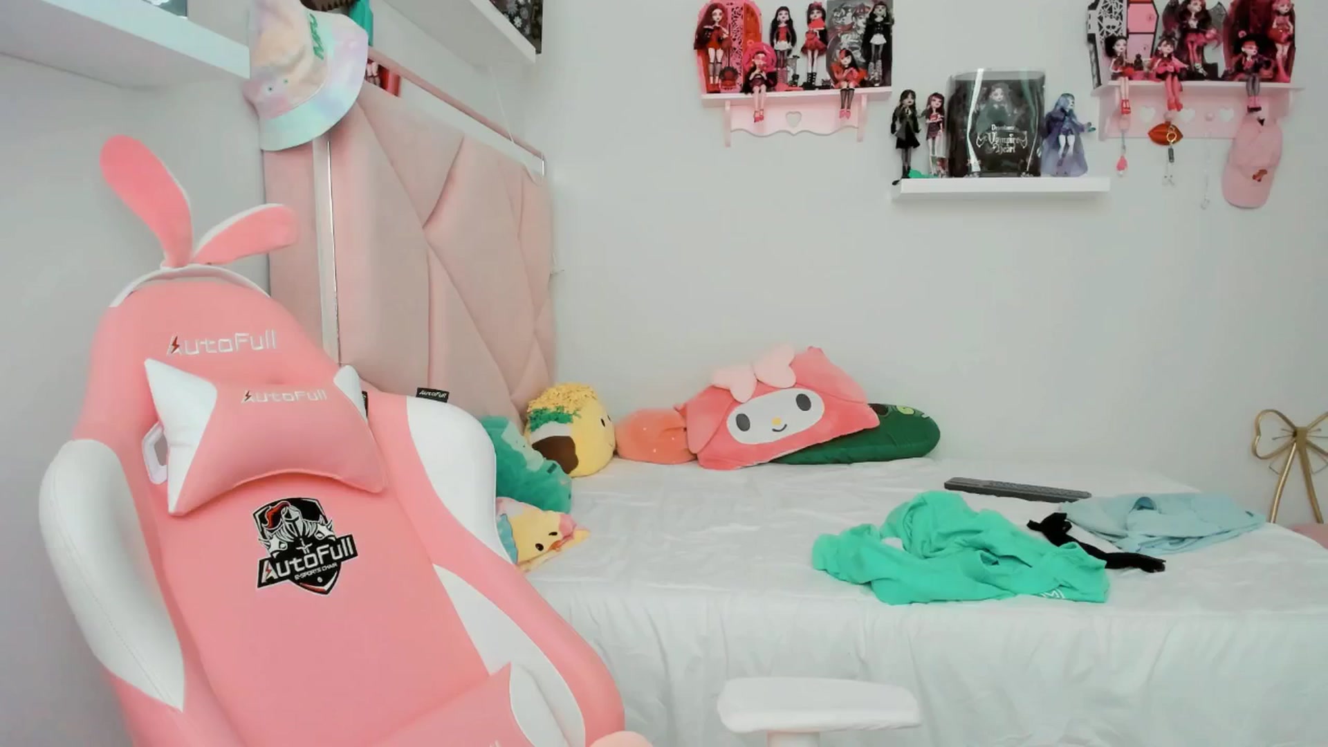 Gallery image thumbnail from Cherrycute666's myfreecams stream on, 11/27/2024, 23:08 image 18 of 20