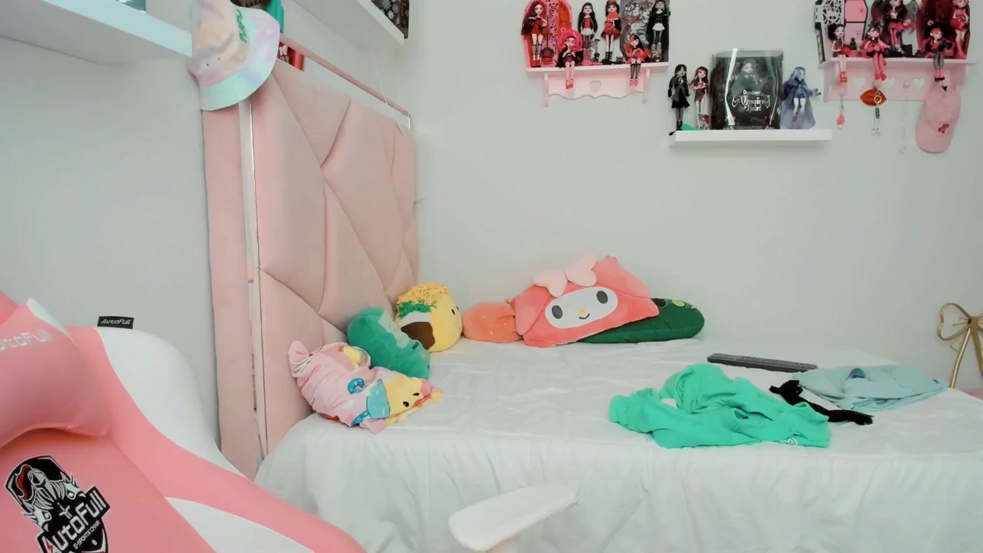 Gallery image thumbnail from Cherrycute666's myfreecams stream on, 11/27/2024, 23:08 image 16 of 20