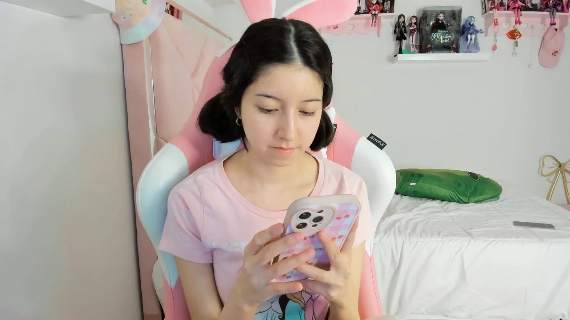 Gallery image thumbnail from Cherrycute666's myfreecams stream on, 11/29/2024, 09:14 image 18 of 20