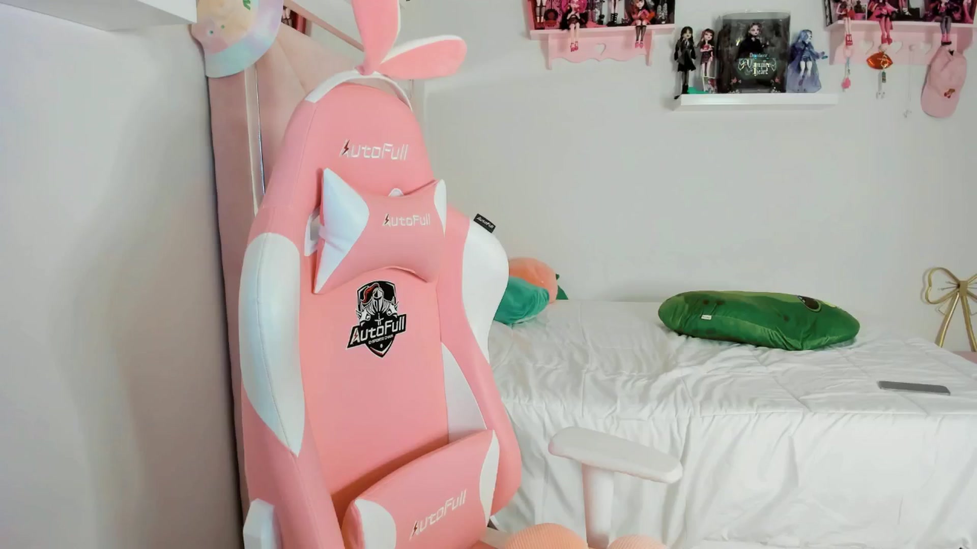 Gallery image thumbnail from Cherrycute666's myfreecams stream on, 11/29/2024, 09:14 image 19 of 20