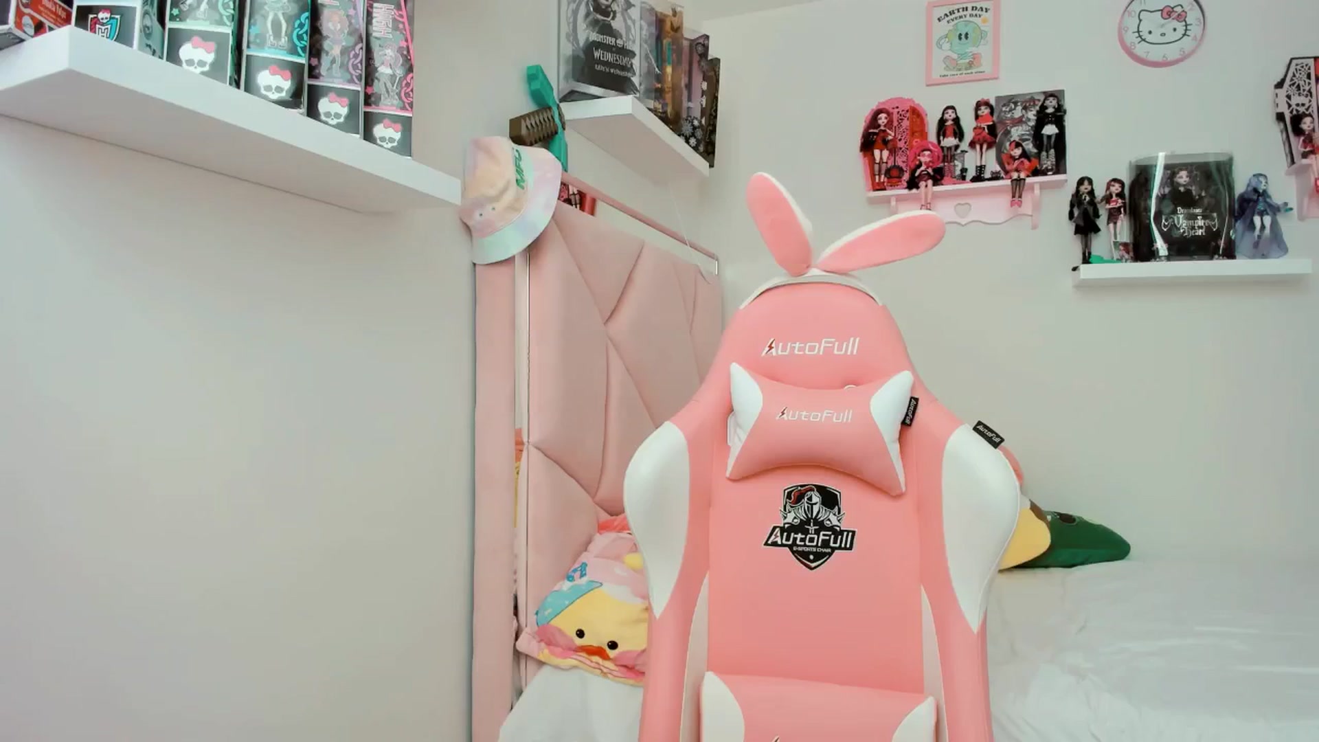 Gallery image thumbnail from Cherrycute666's myfreecams stream on, 11/29/2024, 20:42 image 15 of 20