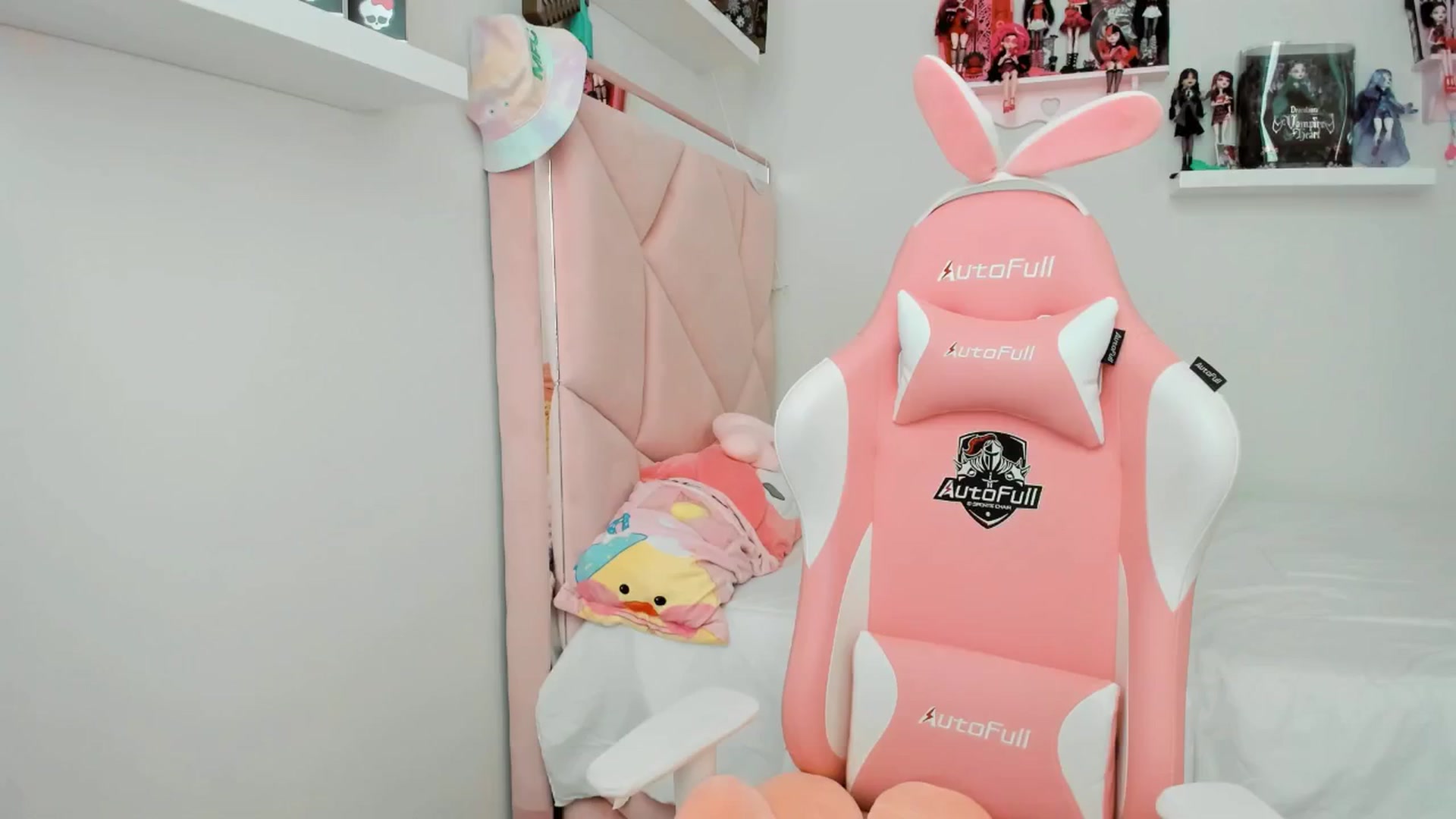 Gallery image thumbnail from Cherrycute666's myfreecams stream on, 11/29/2024, 22:52 image 18 of 20
