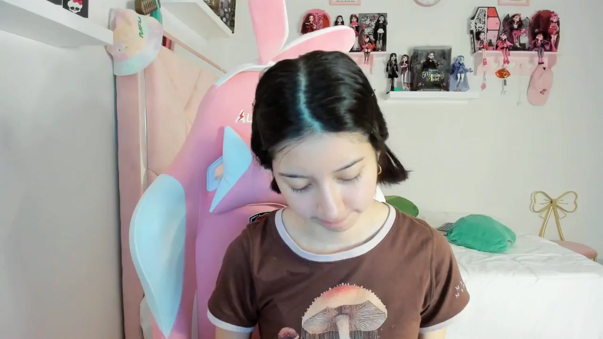 Gallery image thumbnail from Cherrycute666's myfreecams stream on, 12/02/2024, 24:28 image 15 of 20