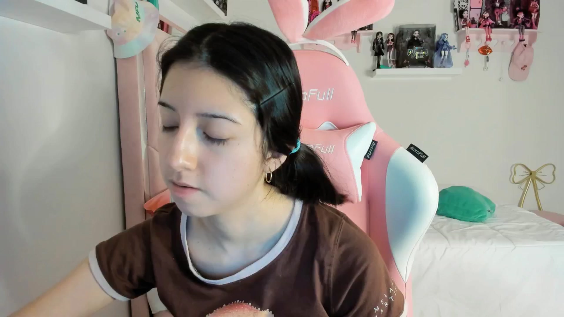 Gallery image thumbnail from Cherrycute666's myfreecams stream on, 12/02/2024, 01:55 image 16 of 20