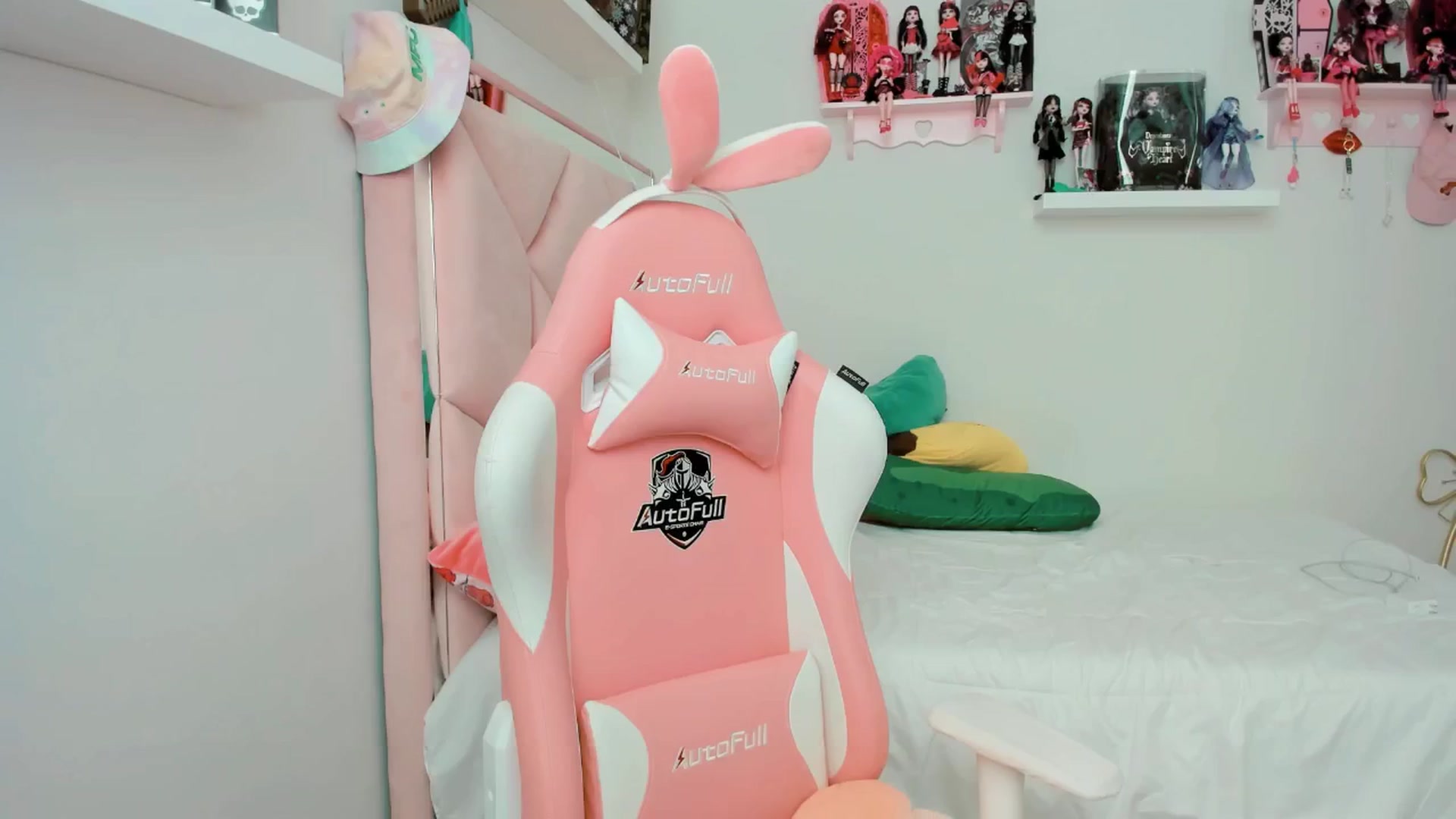 Gallery image thumbnail from Cherrycute666's myfreecams stream on, 12/02/2024, 21:46 image 6 of 20