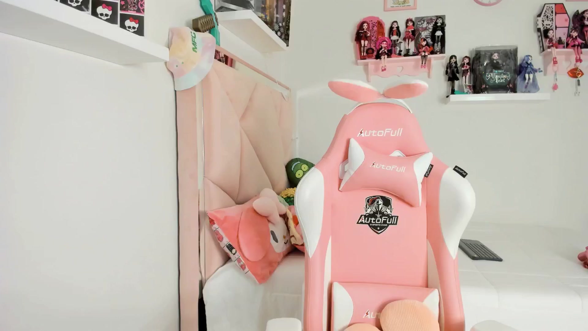 Gallery image thumbnail from Cherrycute666's myfreecams stream on, 12/03/2024, 04:25 image 11 of 20