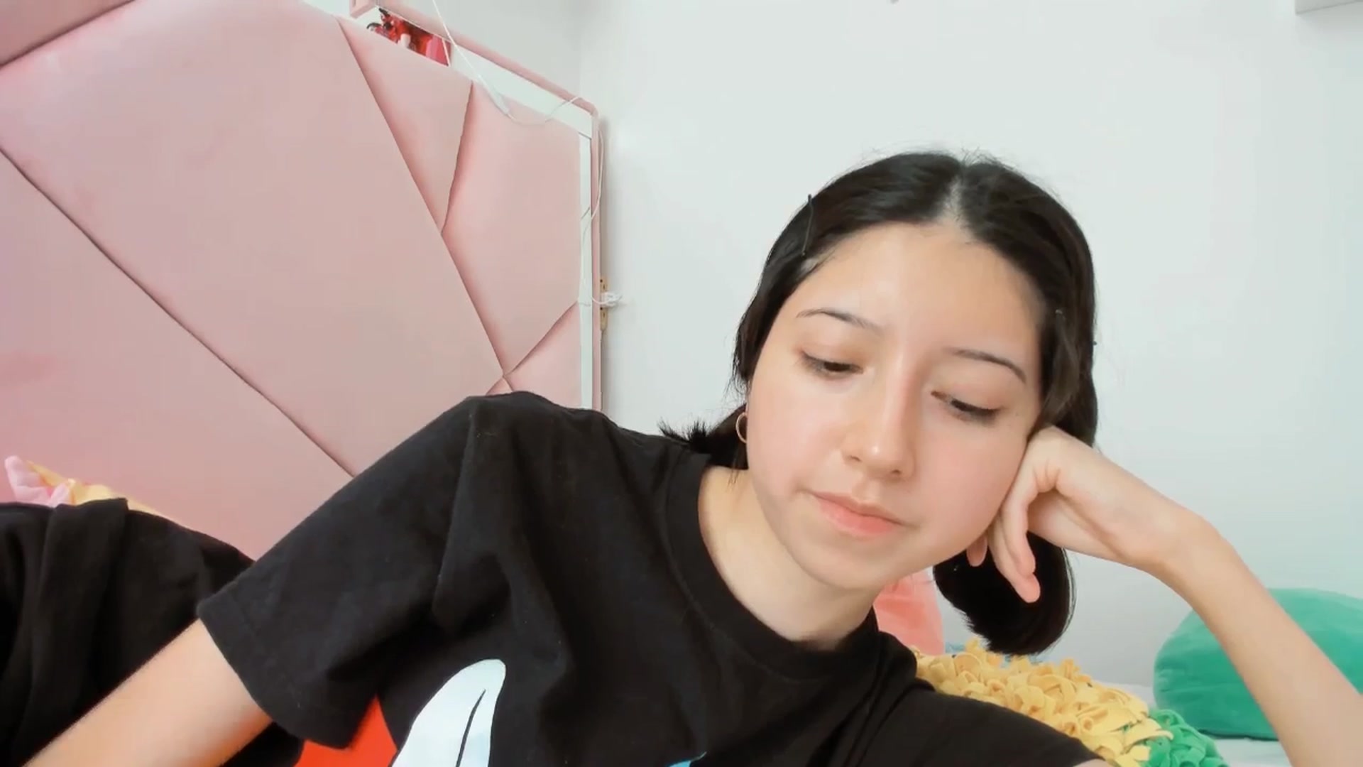 Gallery image thumbnail from Cherrycute666's myfreecams stream on, 12/03/2024, 21:14 image 17 of 20