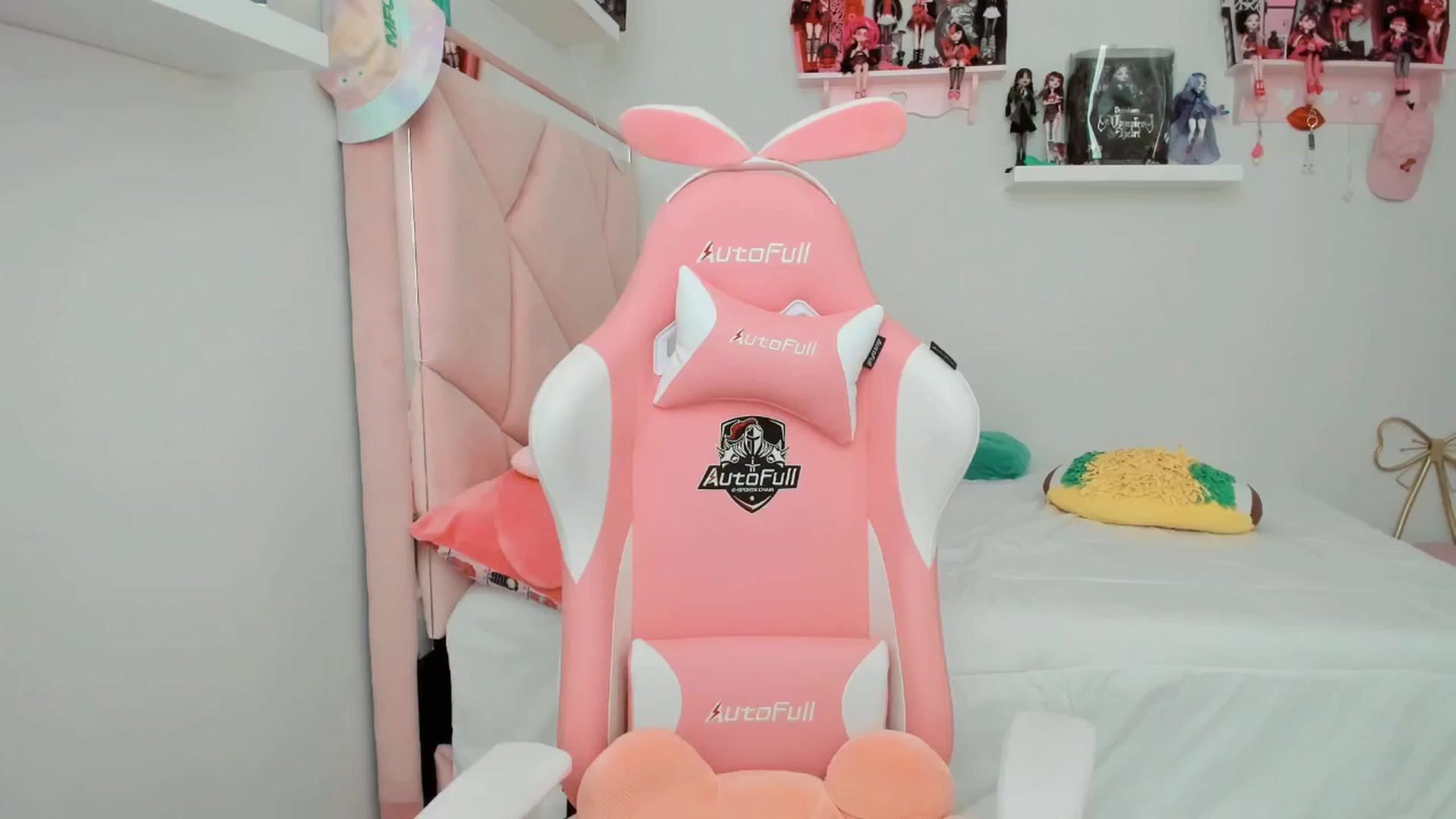Gallery image thumbnail from Cherrycute666's myfreecams stream on, 12/04/2024, 24:05 image 8 of 20