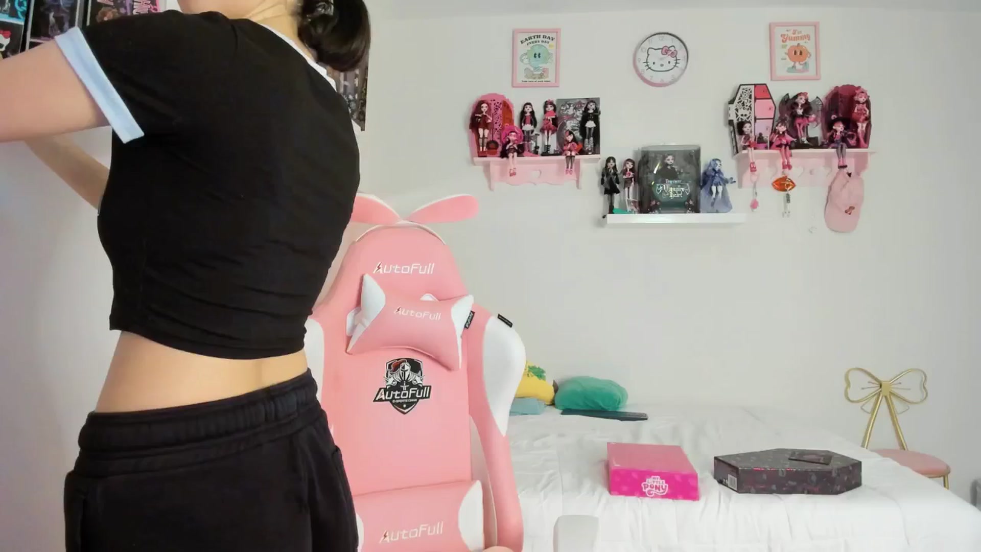Gallery image thumbnail from Cherrycute666's myfreecams stream on, 12/04/2024, 01:57 image 15 of 20