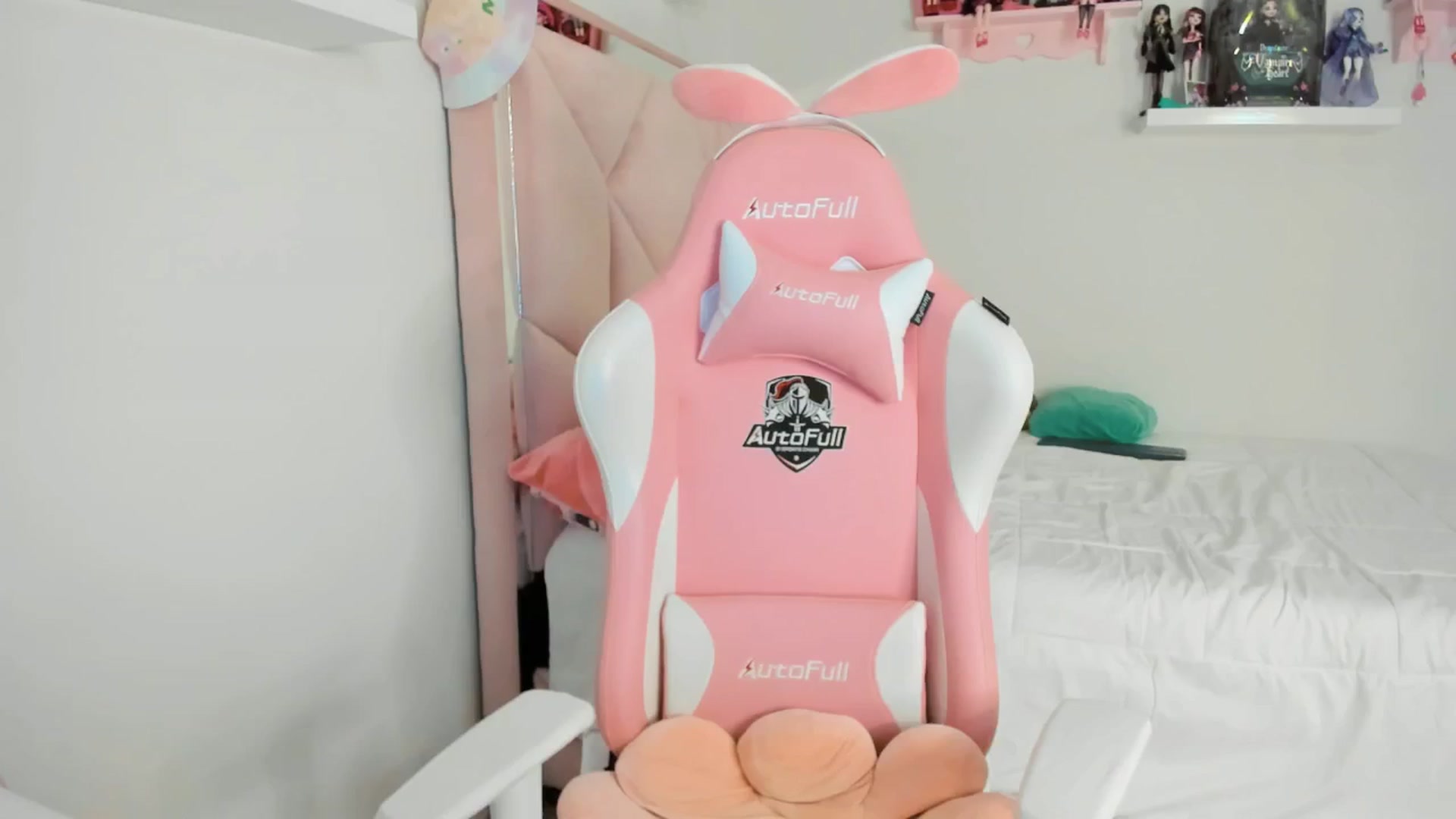 Gallery image thumbnail from Cherrycute666's myfreecams stream on, 12/04/2024, 01:57 image 12 of 20