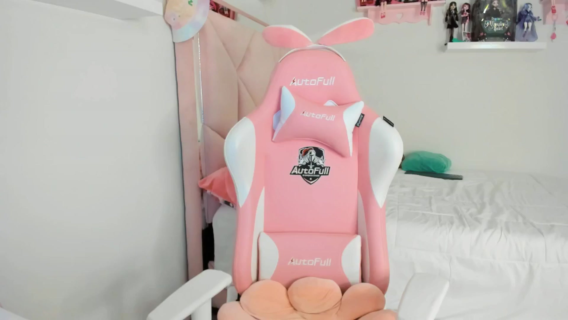 Gallery image thumbnail from Cherrycute666's myfreecams stream on, 12/04/2024, 01:57 image 13 of 20