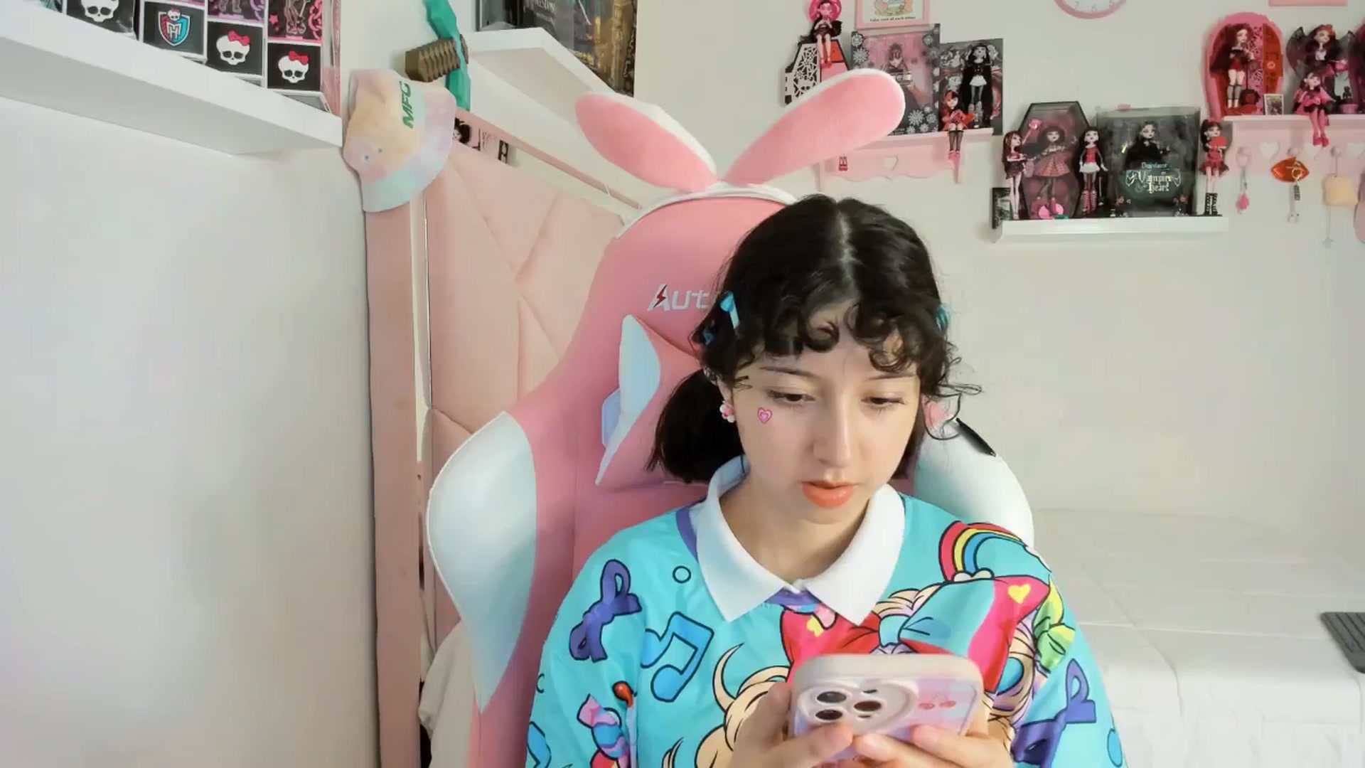 Gallery image thumbnail from Cherrycute666's myfreecams stream on, 12/05/2024, 06:57 image 5 of 20