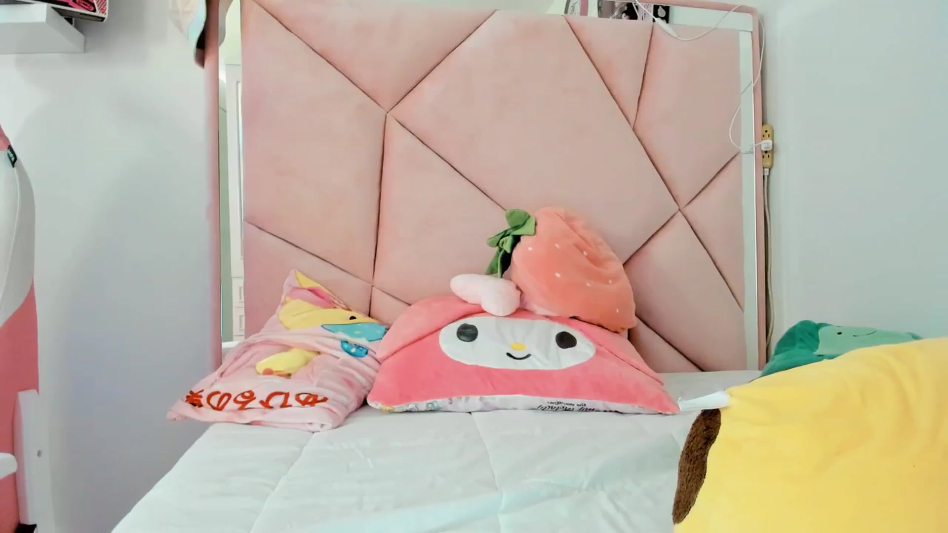 Gallery image thumbnail from Cherrycute666's myfreecams stream on, 12/06/2024, 14:10 image 7 of 20