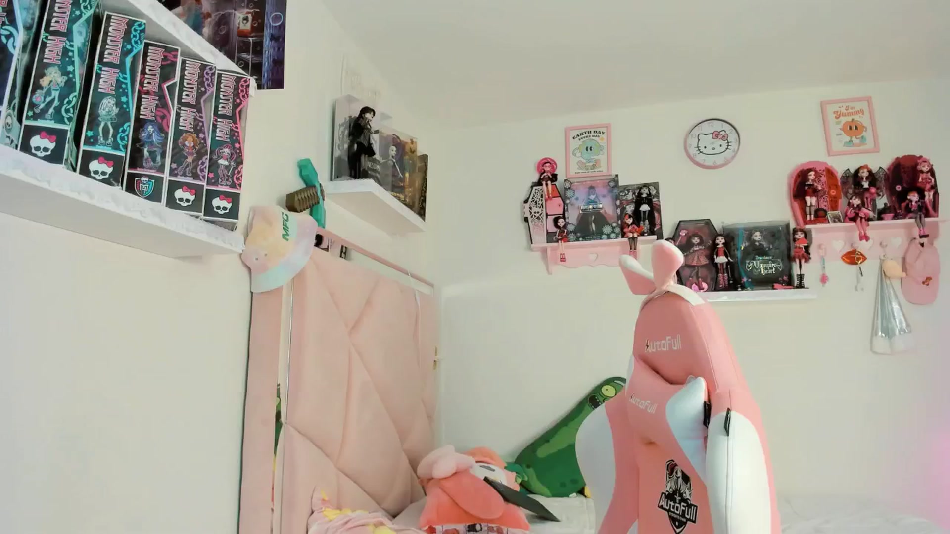 Gallery image thumbnail from Cherrycute666's myfreecams stream on, 12/07/2024, 14:27 image 1 of 20