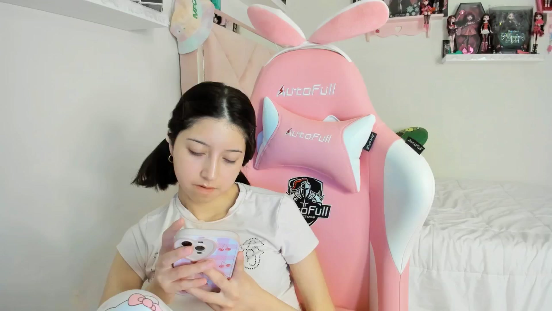 Gallery image thumbnail from Cherrycute666's myfreecams stream on, 12/08/2024, 03:02 image 16 of 20