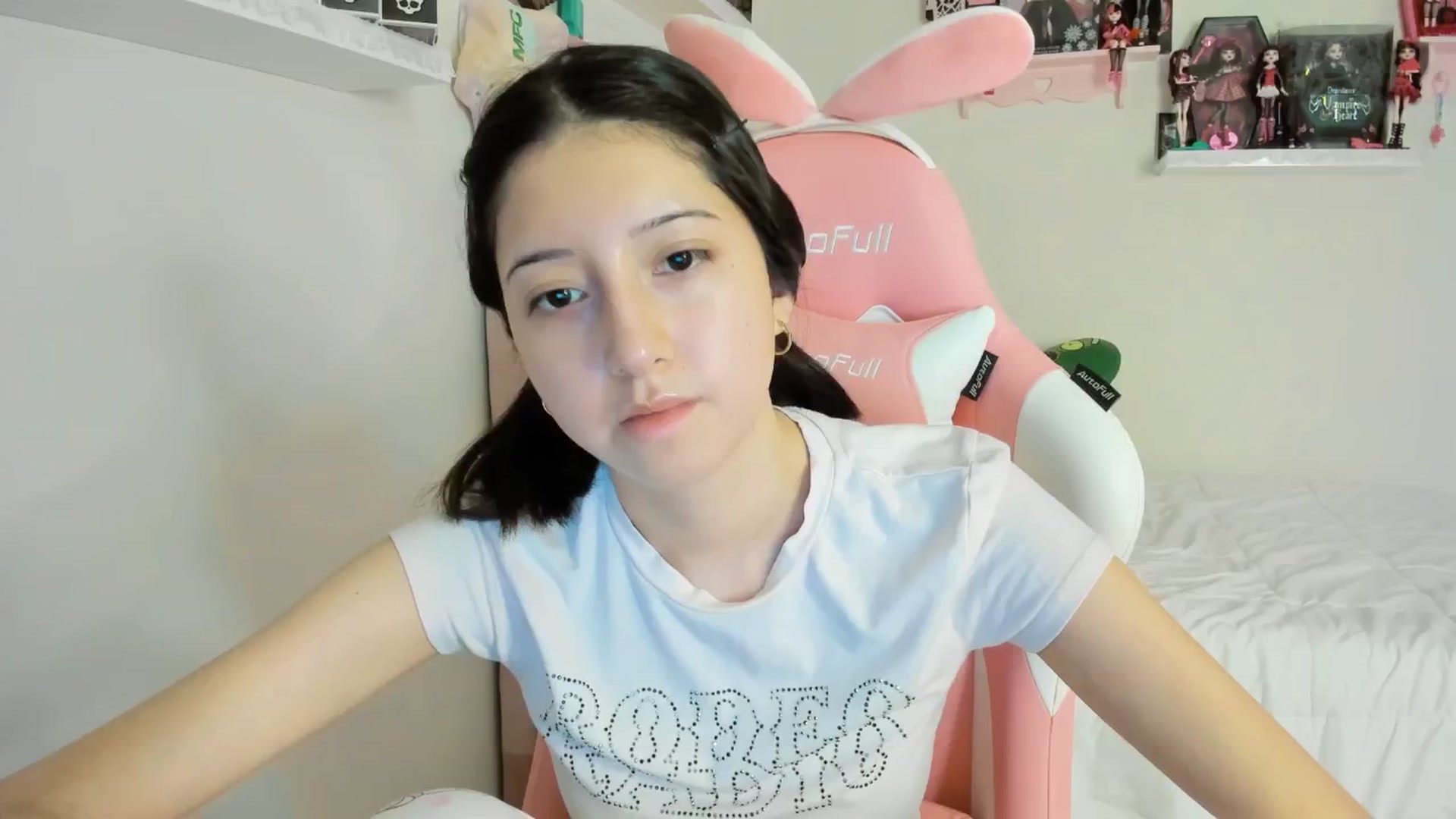 Gallery image thumbnail from Cherrycute666's myfreecams stream on, 12/08/2024, 03:02 image 13 of 20