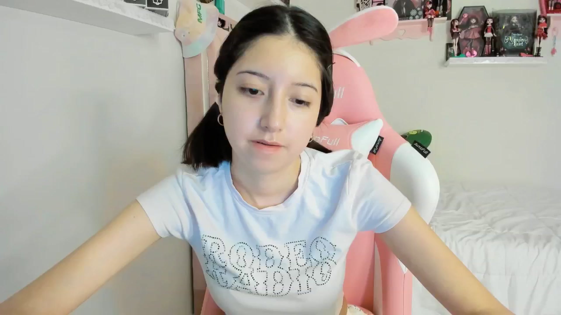 Gallery image thumbnail from Cherrycute666's myfreecams stream on, 12/08/2024, 03:02 image 11 of 20
