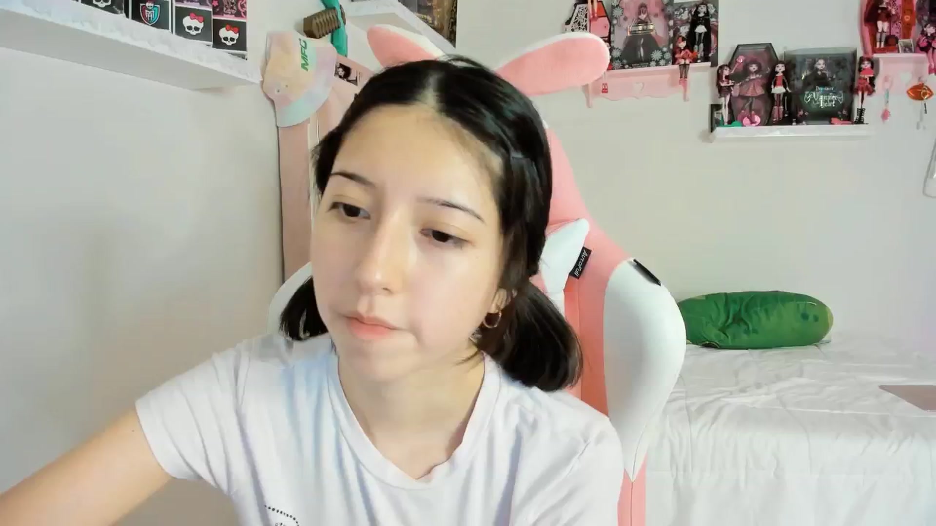 Gallery image thumbnail from Cherrycute666's myfreecams stream on, 12/08/2024, 09:14 image 3 of 20