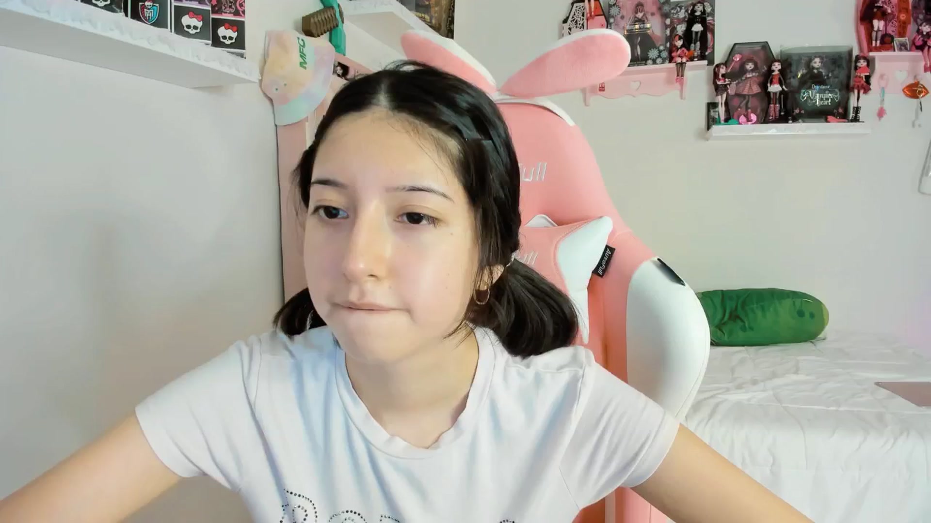 Gallery image thumbnail from Cherrycute666's myfreecams stream on, 12/08/2024, 09:14 image 4 of 20