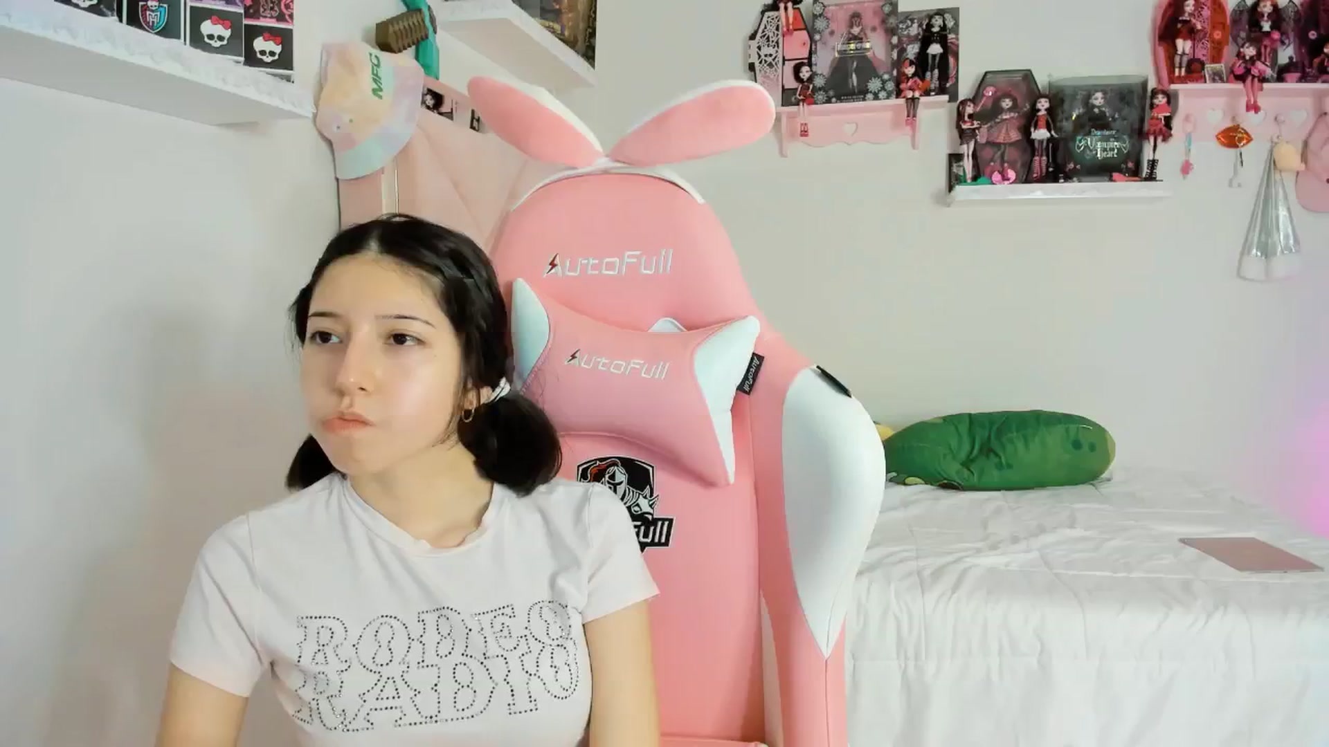 Gallery image thumbnail from Cherrycute666's myfreecams stream on, 12/08/2024, 09:14 image 2 of 20
