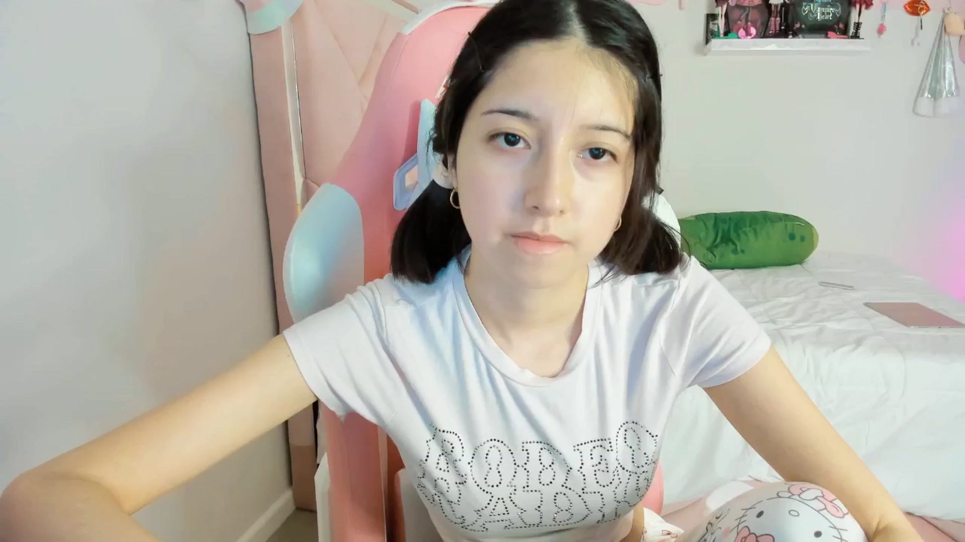 Gallery image thumbnail from Cherrycute666's myfreecams stream on, 12/08/2024, 10:58 image 3 of 20
