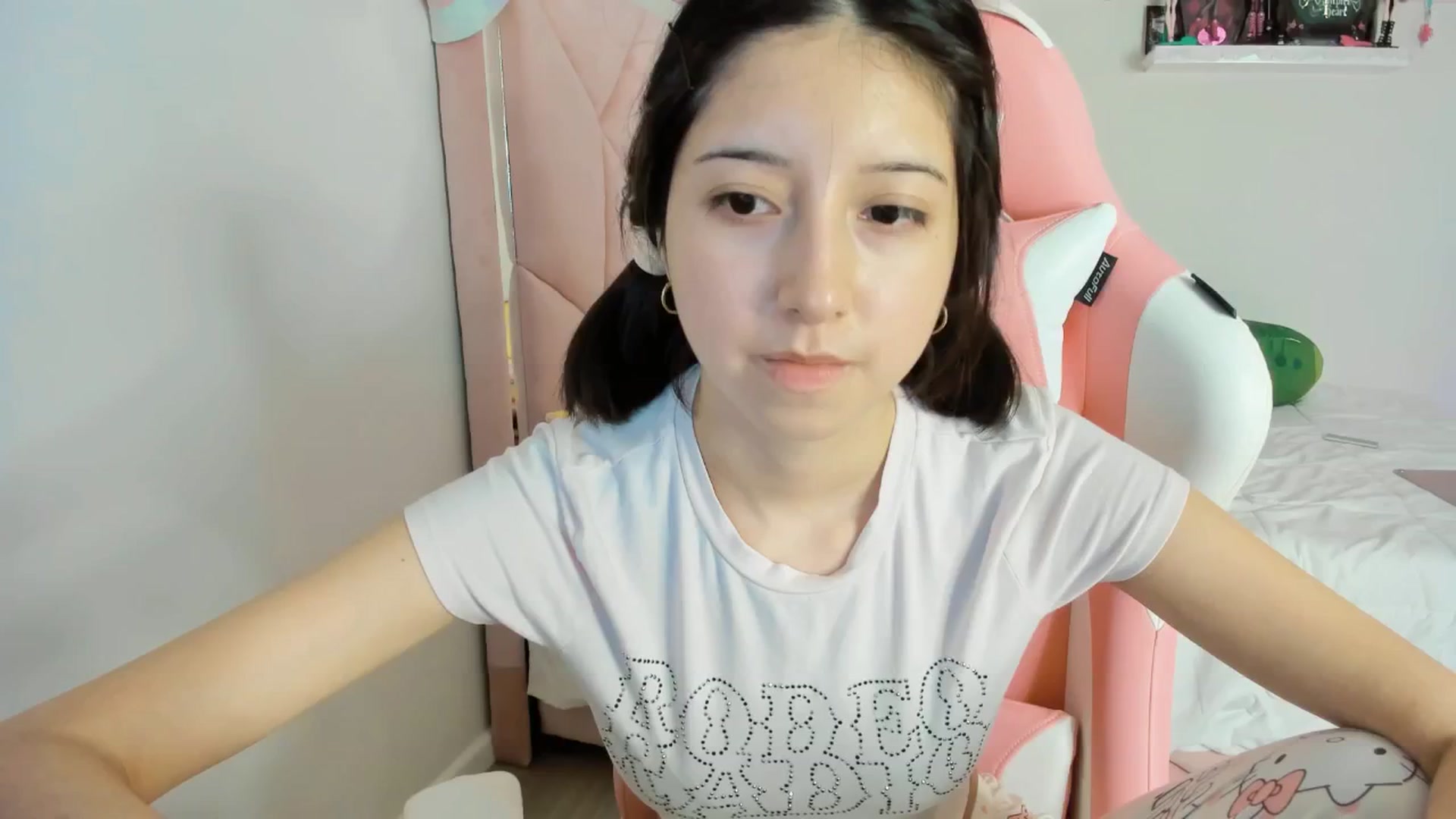Gallery image thumbnail from Cherrycute666's myfreecams stream on, 12/08/2024, 10:58 image 7 of 20