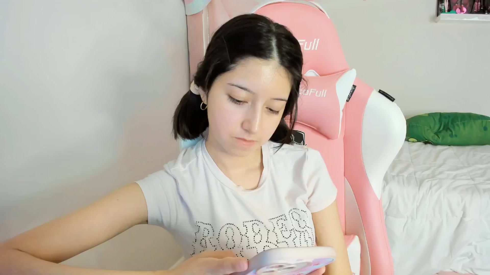 Gallery image thumbnail from Cherrycute666's myfreecams stream on, 12/08/2024, 10:58 image 15 of 20