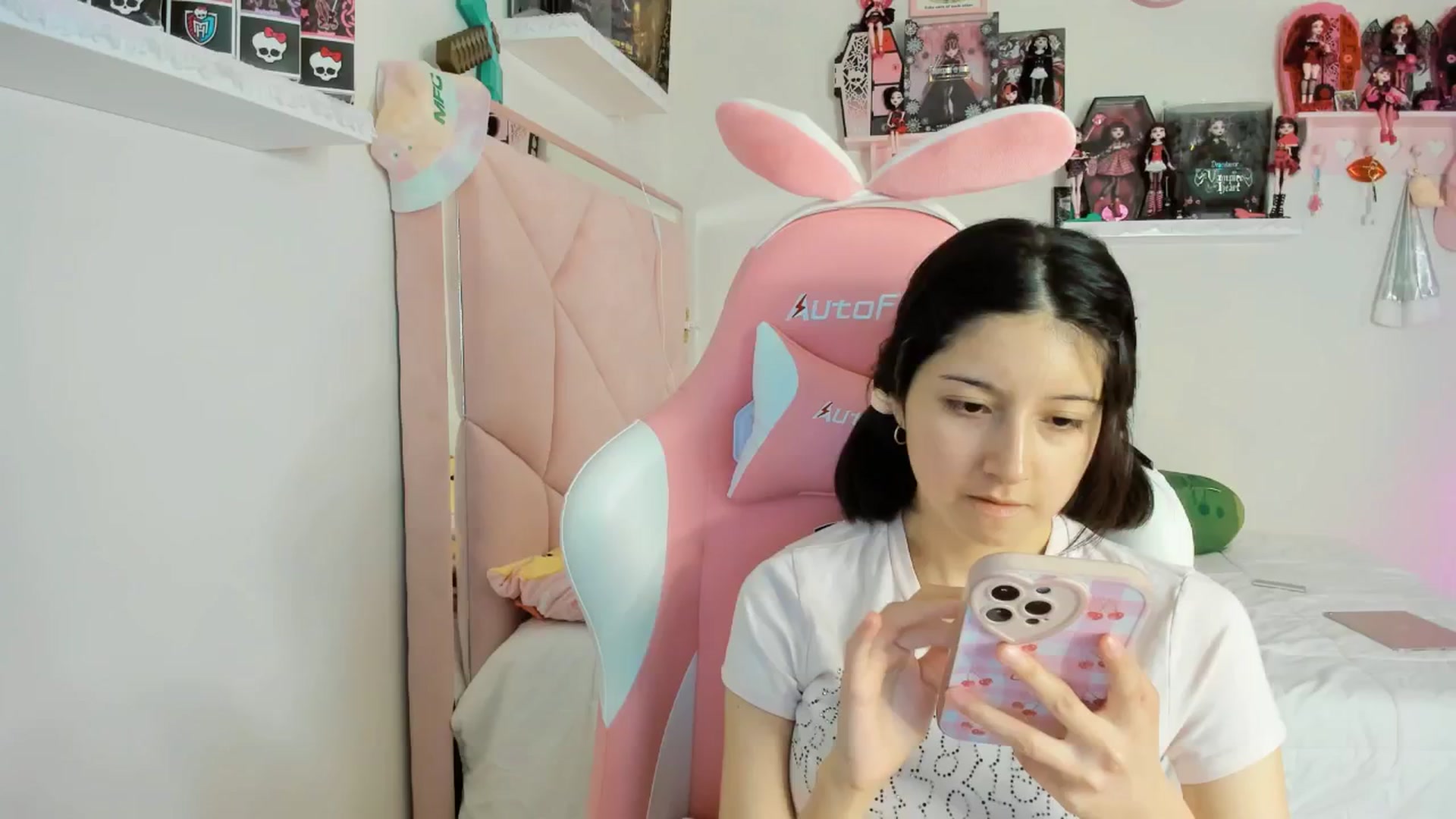 Gallery image thumbnail from Cherrycute666's myfreecams stream on, 12/08/2024, 10:58 image 2 of 20
