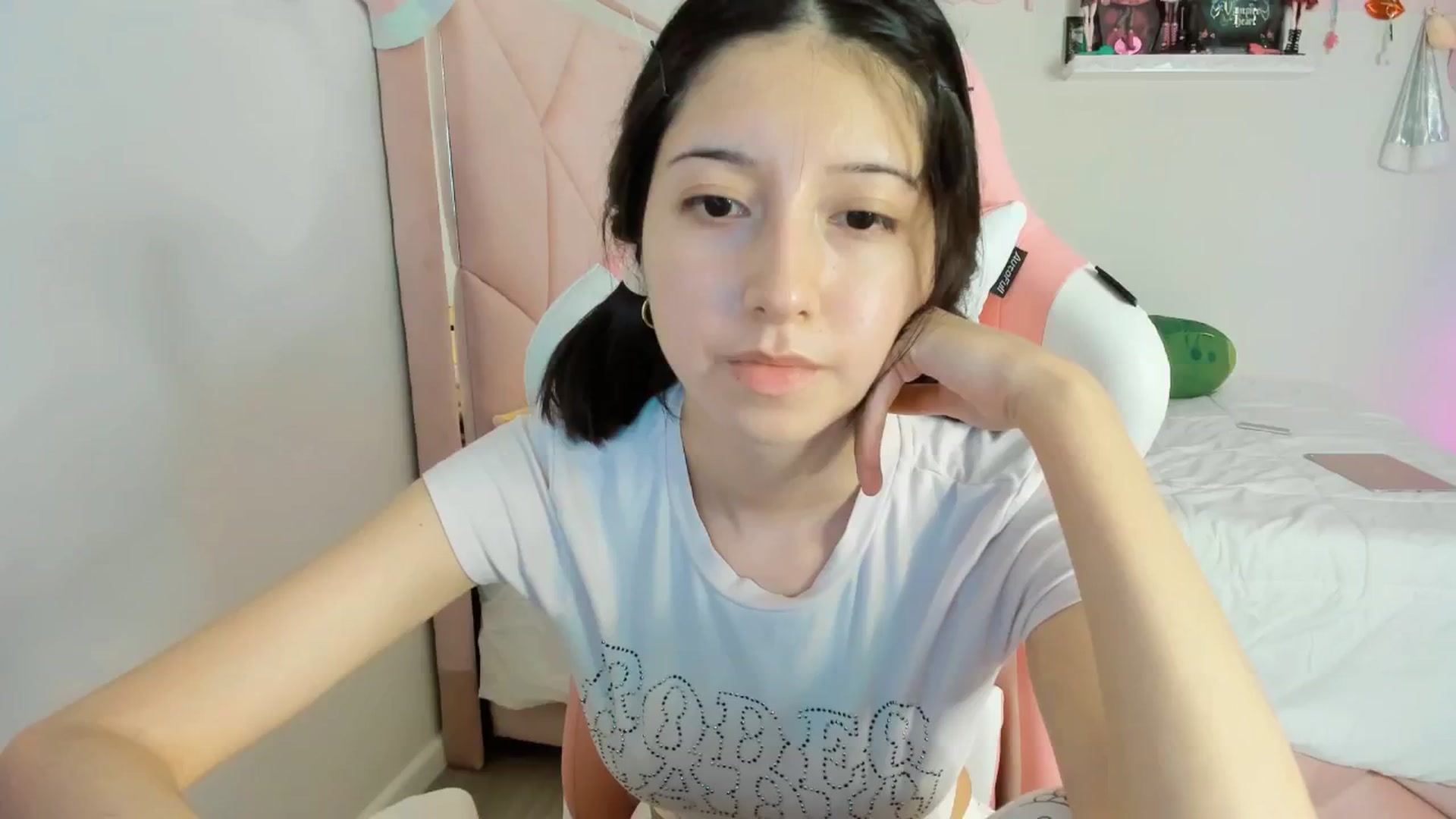 Gallery image thumbnail from Cherrycute666's myfreecams stream on, 12/08/2024, 10:58 image 5 of 20
