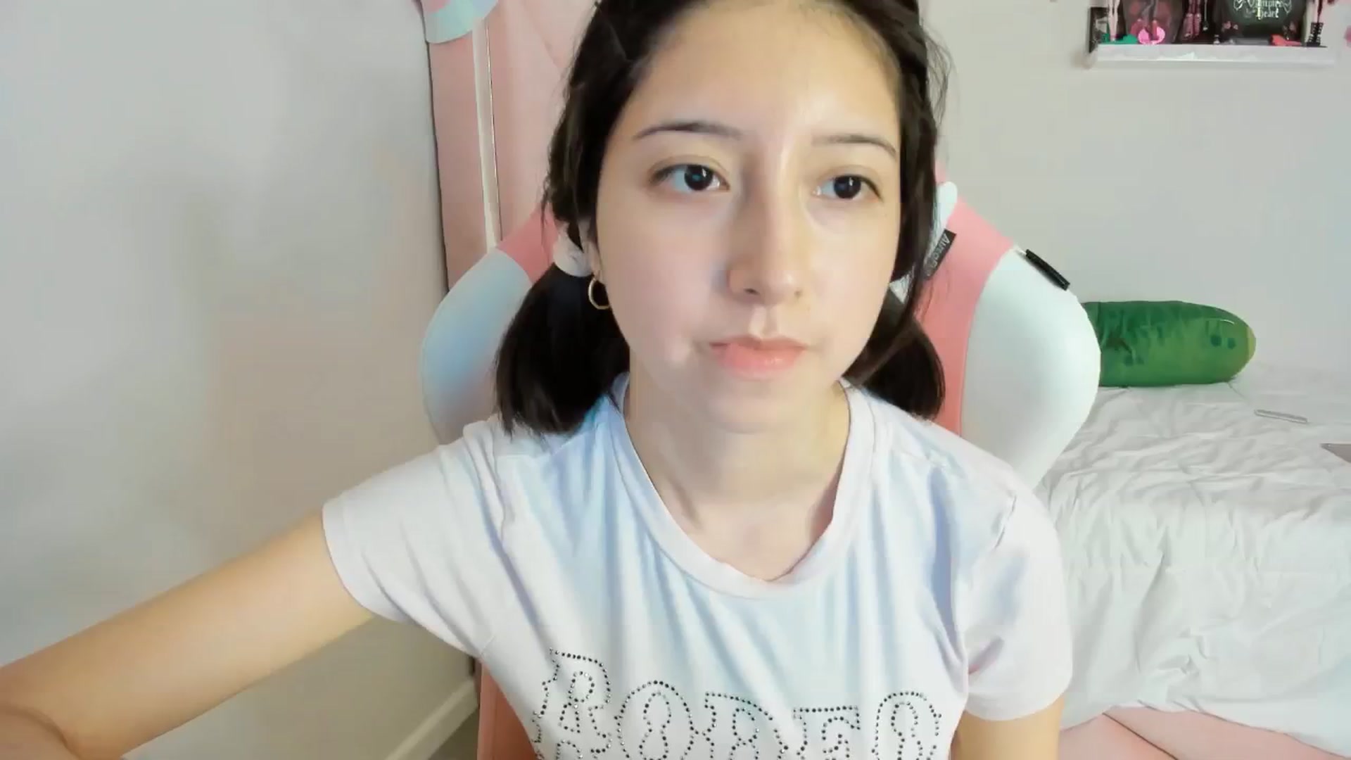 Gallery image thumbnail from Cherrycute666's myfreecams stream on, 12/08/2024, 10:58 image 17 of 20