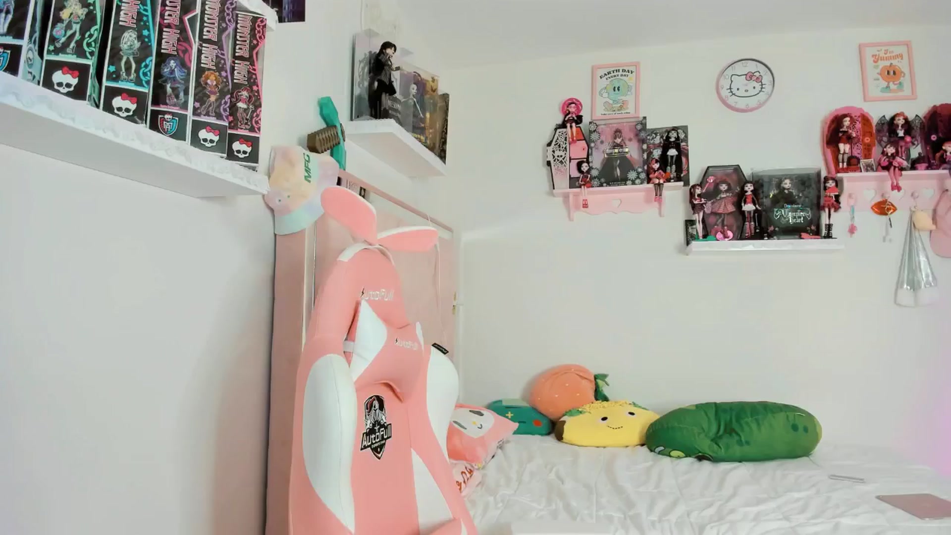 Gallery image thumbnail from Cherrycute666's myfreecams stream on, 12/08/2024, 10:58 image 1 of 20