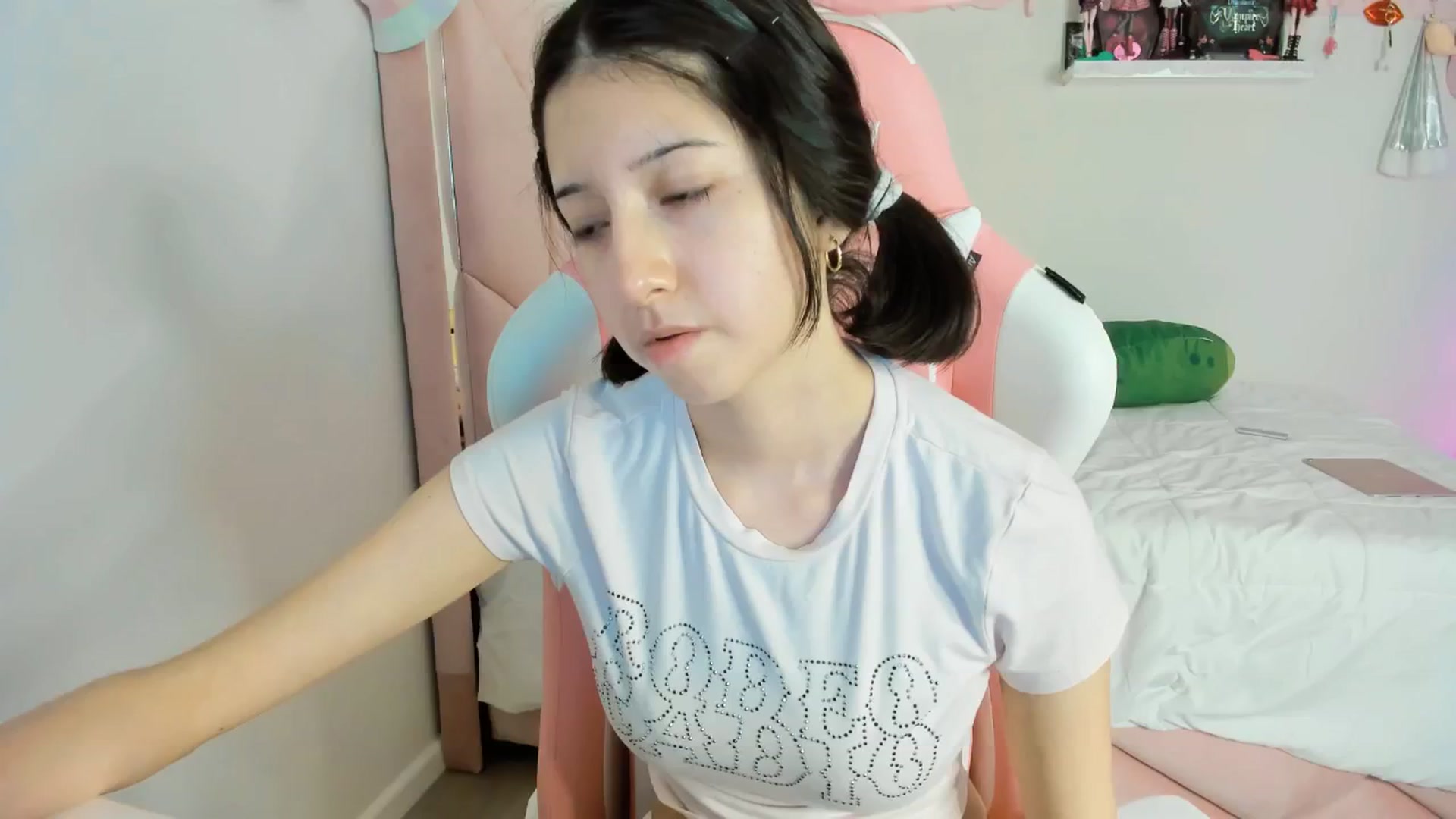 Gallery image thumbnail from Cherrycute666's myfreecams stream on, 12/08/2024, 10:58 image 6 of 20